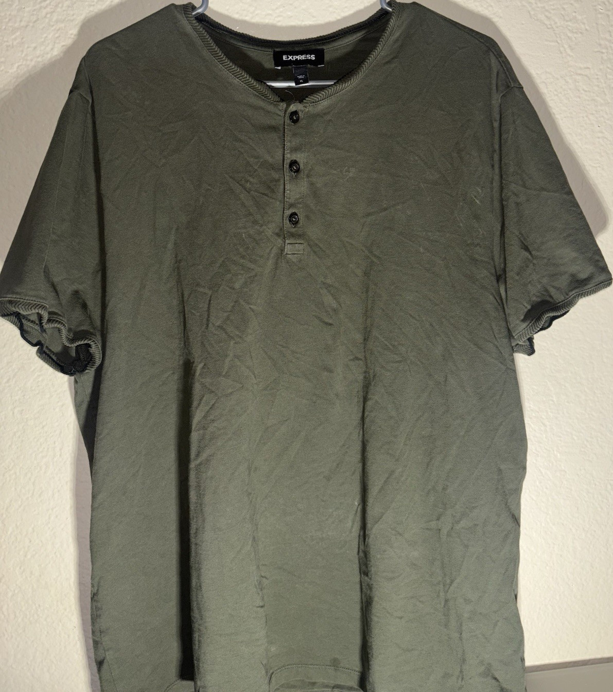 Express Men’s Green Solid Knit Henley Short Sleeve Button Ribbed Trim Tee XL gallery