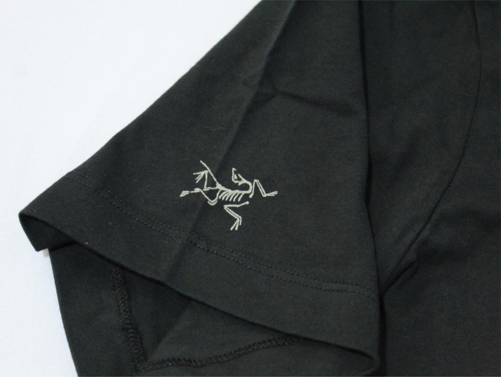 Arc'teryx Men's Leaf Graphic Print Arrowhead Short Sleeve Tee MP7 Black Size XL gallery