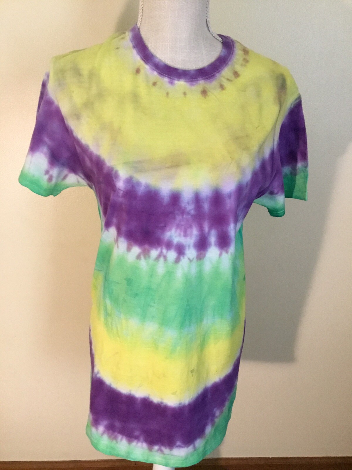 tie dye t-shirt S . Multi-colored . SOME COLORS MIXES WHERE NOT INTENDED.