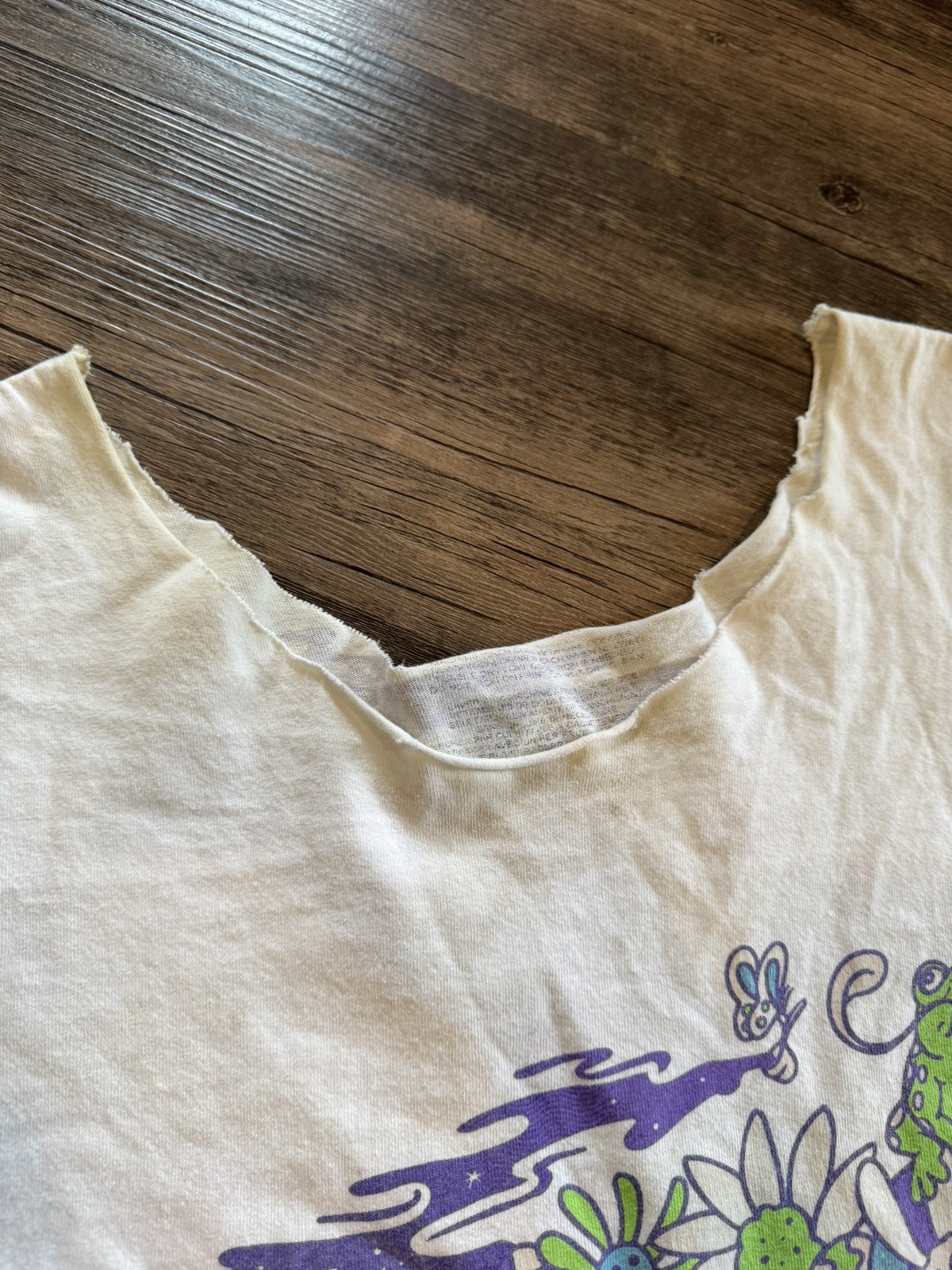 A-LAB Gone Trippin Frog White Shirt Size Large Scoop Neck Collar gallery