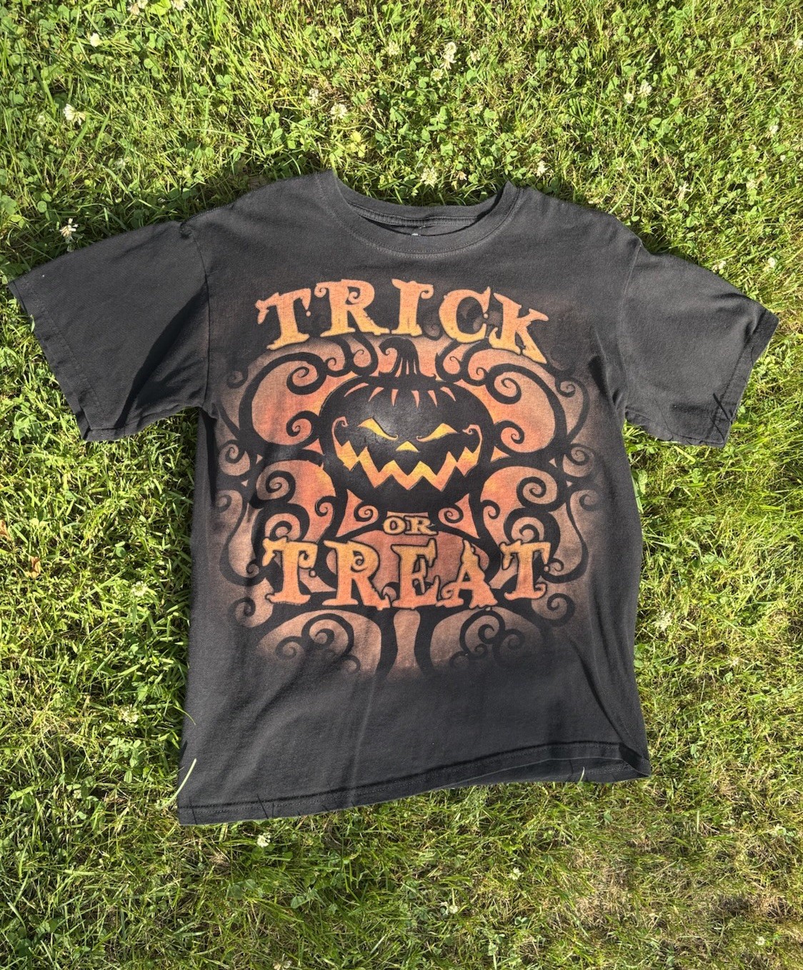 Liquid Blue Trick or Treat Y2K Graphic T-shirt Size Medium gallery