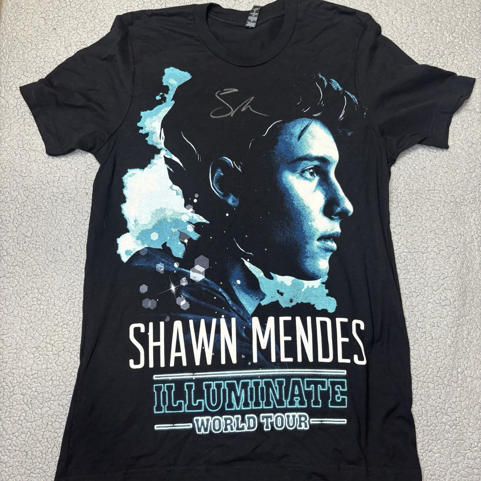 Signed Shawn Mendes Illuminate World Tour M Black Double-Sided Shirt gallery
