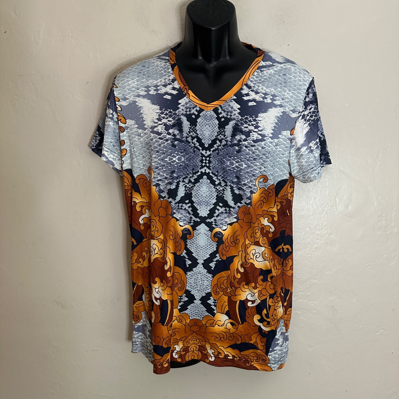 Mondo V Neck T Shirt Medium Gently worn 70% cotton/25% polyamide/5% lycra