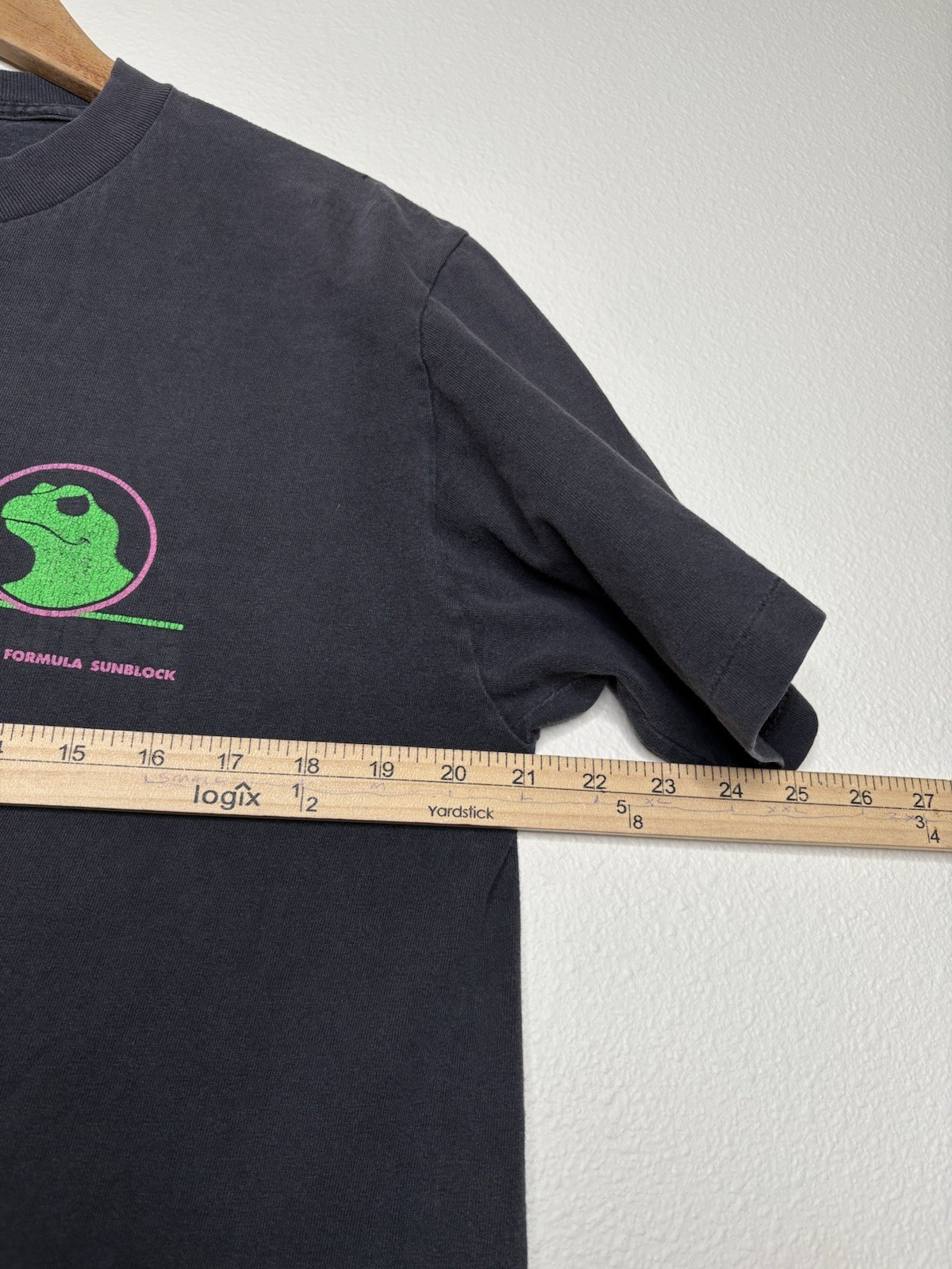 Vtg 90s Bullfrog Amphibious Formula Sunblock Shark Hunt Distressed Tshirt Size L gallery