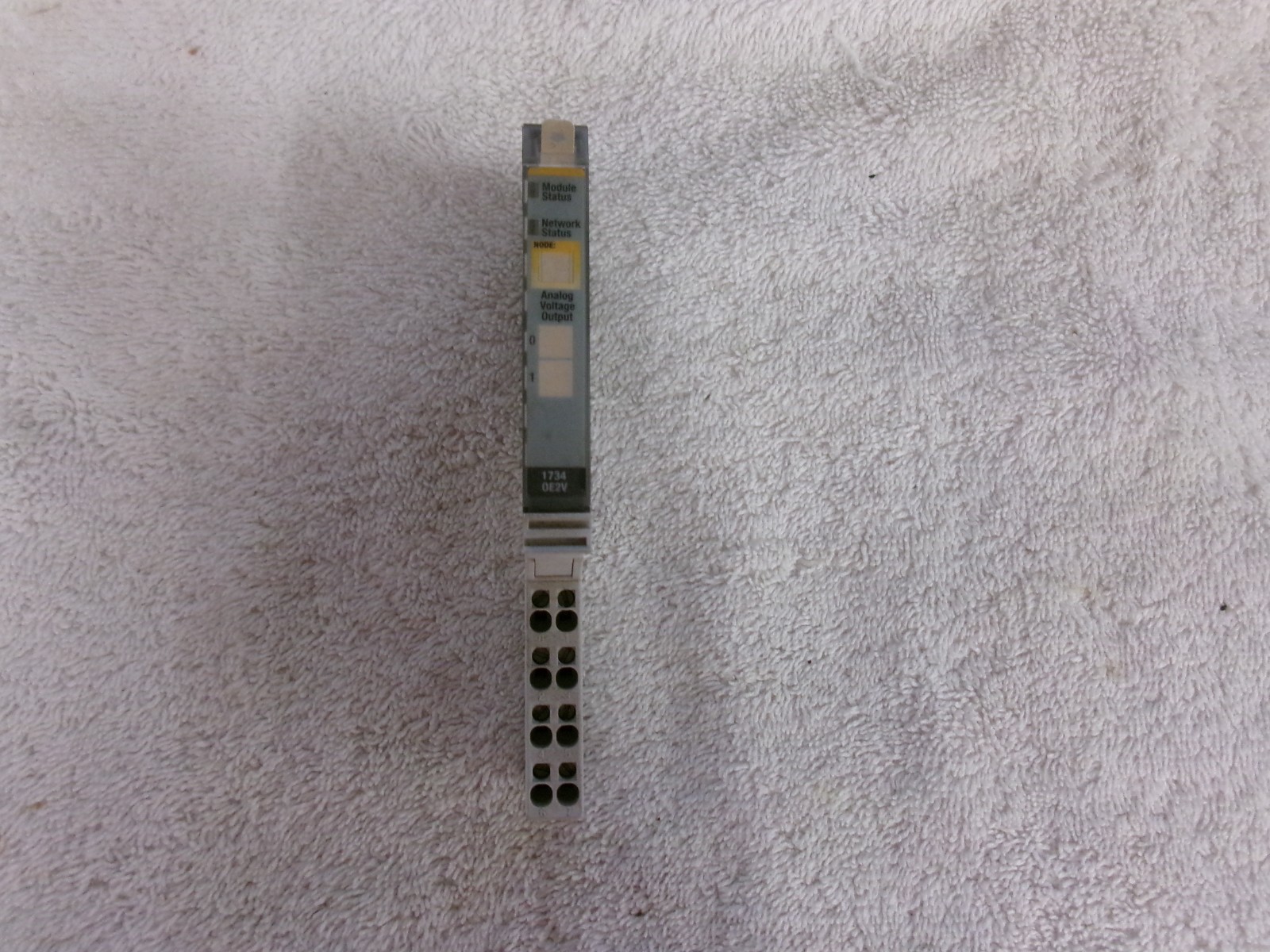 Allen Bradley Analog Output Module with Base 1734-TOP         1734-OE2V    0E2V