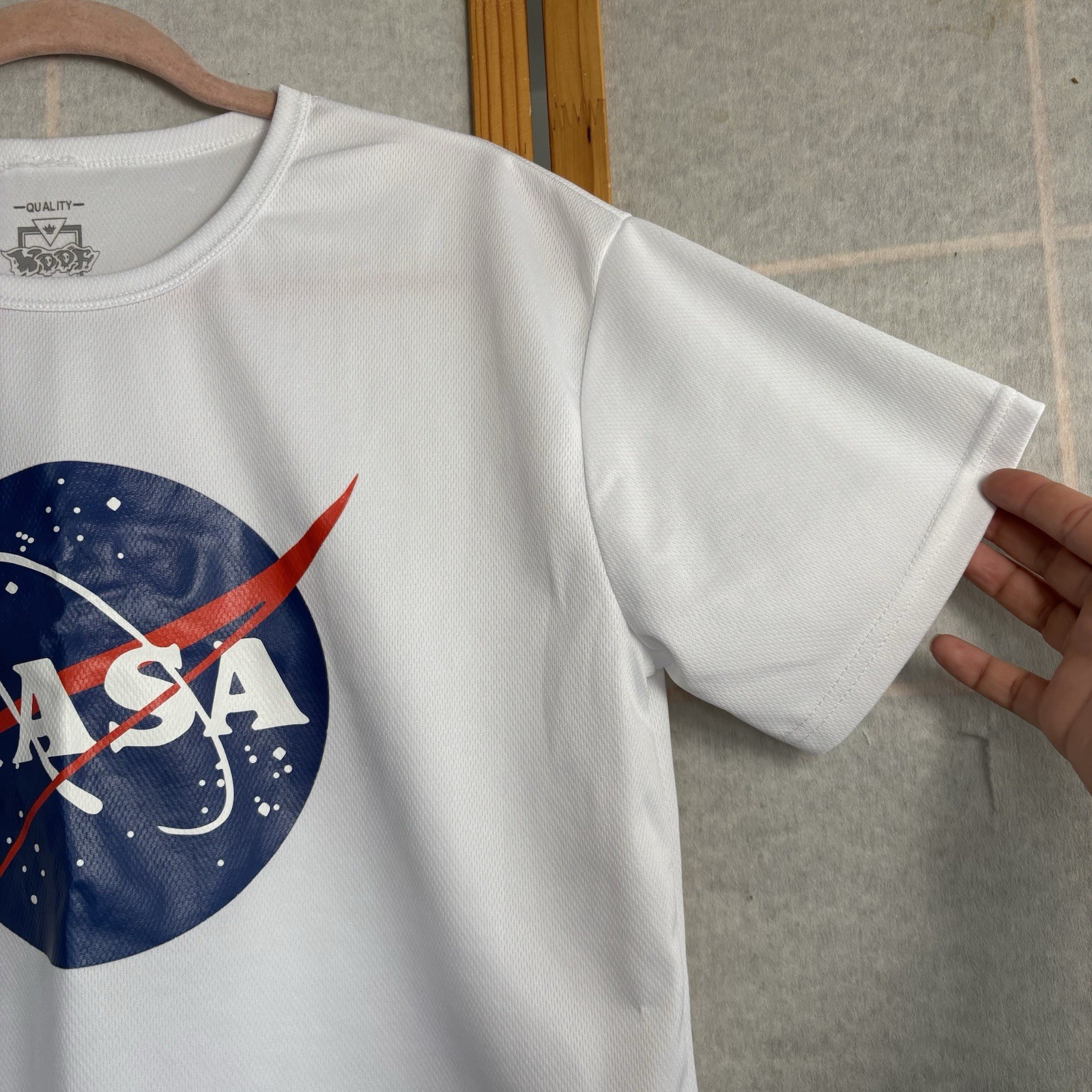 NASA T-shirt Mens Size Large White Space Circle Logo Woof Machi Jersey Retro gallery
