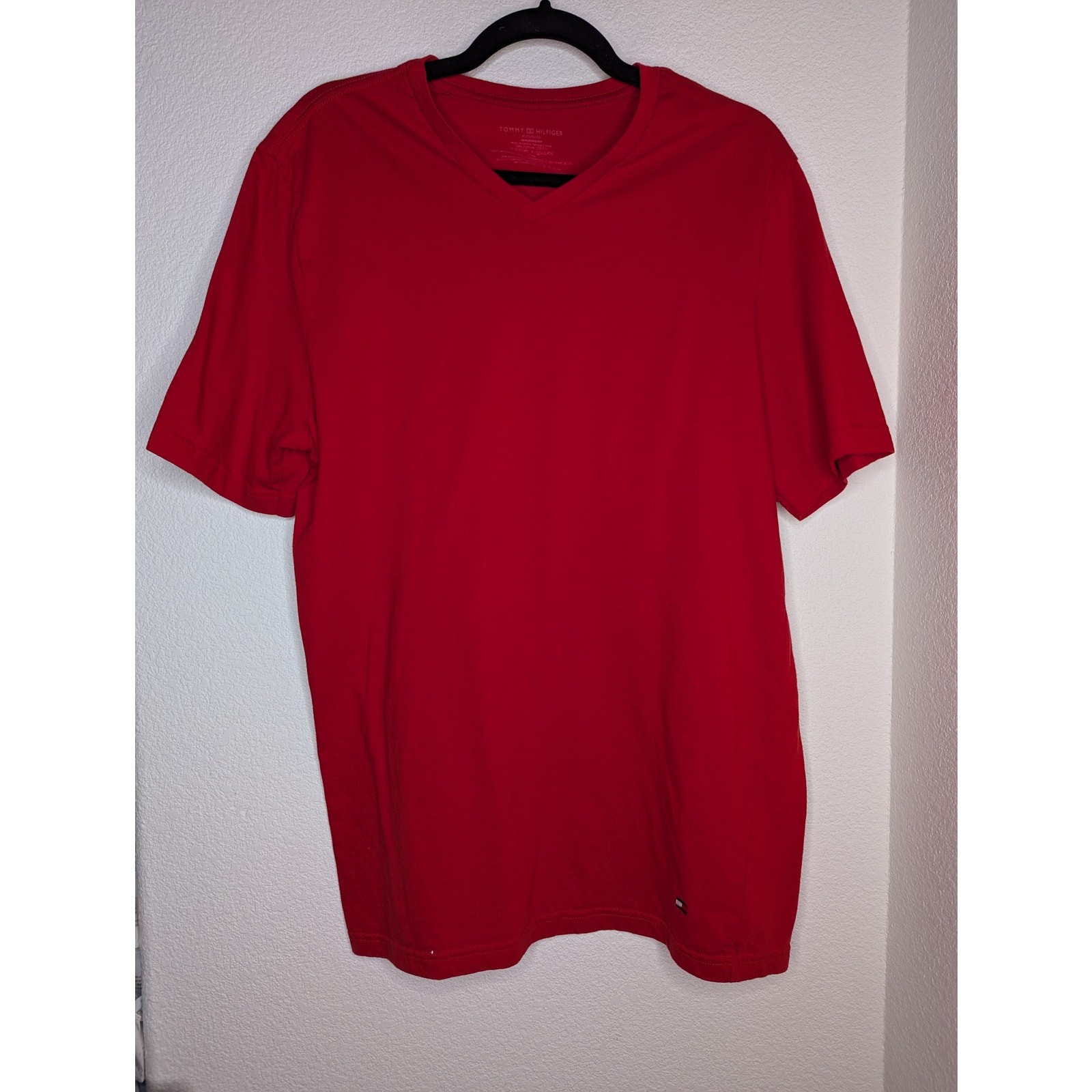 Tommy Hilfiger Men's Cherry V Neck Basic Tee XL Travel Casual Beach Preppy Chic gallery