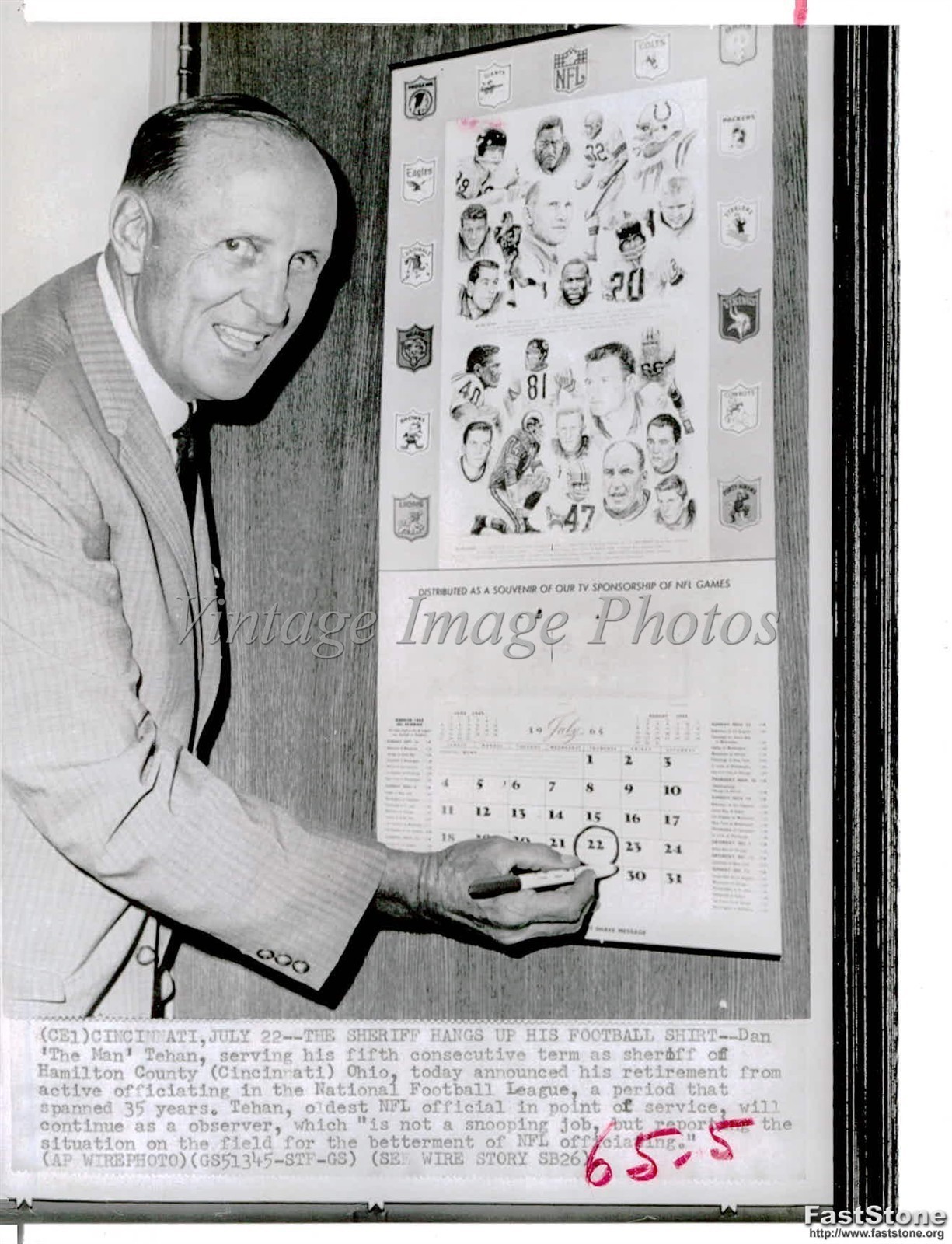 1965 Man Tehan Sheriff Football Shirt Cincinnati Oh Nfl Wirephoto Vintage 7×9