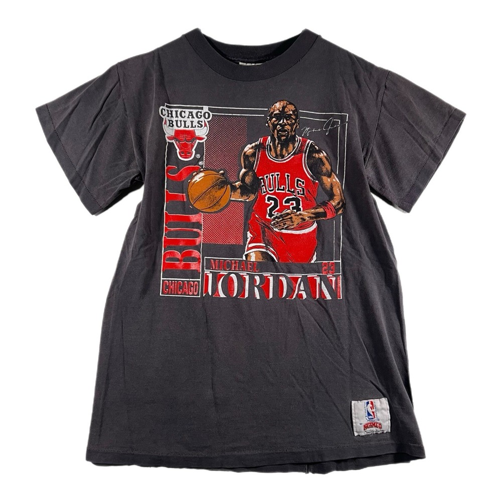 Vintage 90s Nutmeg Men’s Michael Jordan Bulls USA-Made Graphic T Shirt (Large)