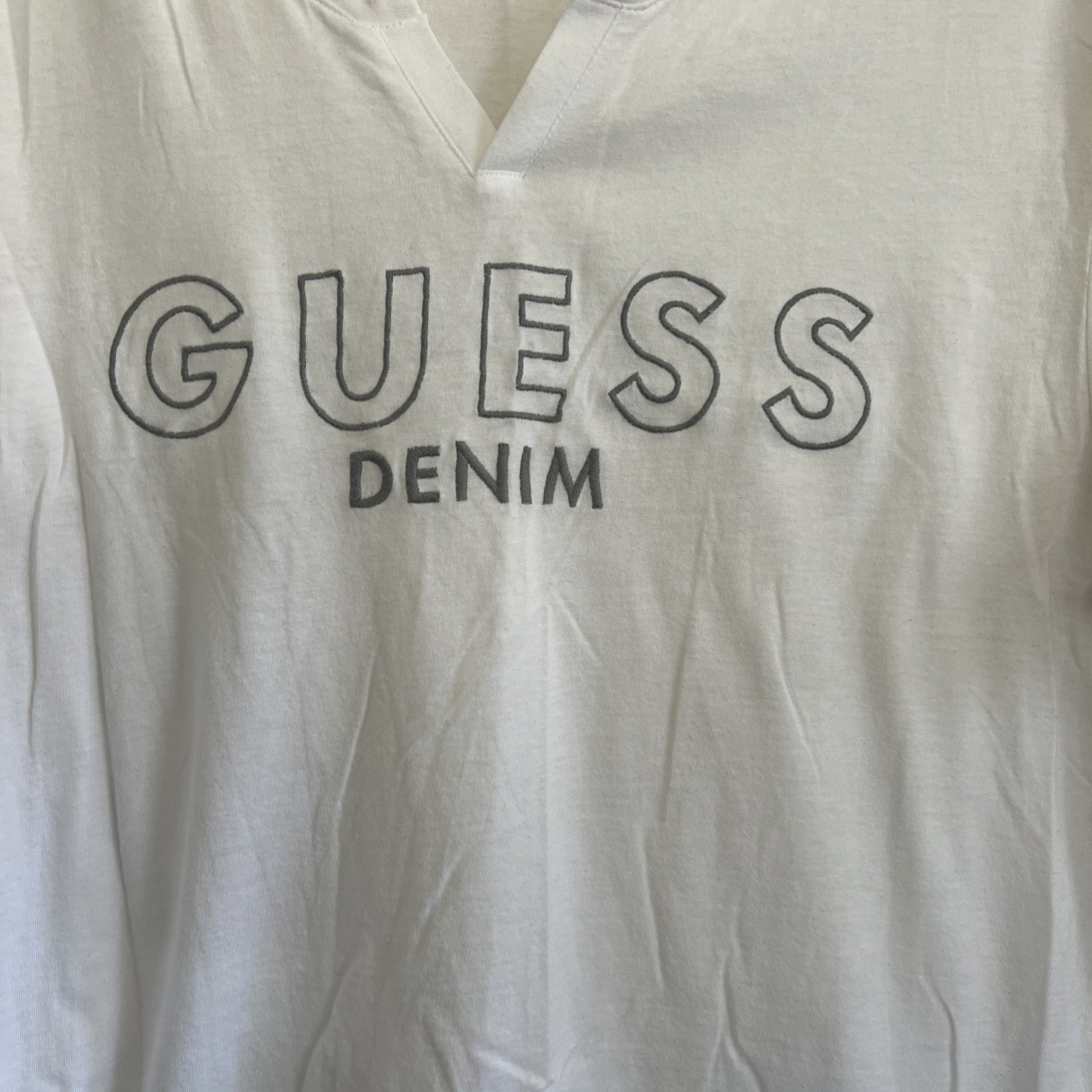 Guess Denim V Neck Lightweight Men’s Women’s Tee Size L Embroidered Logo White gallery