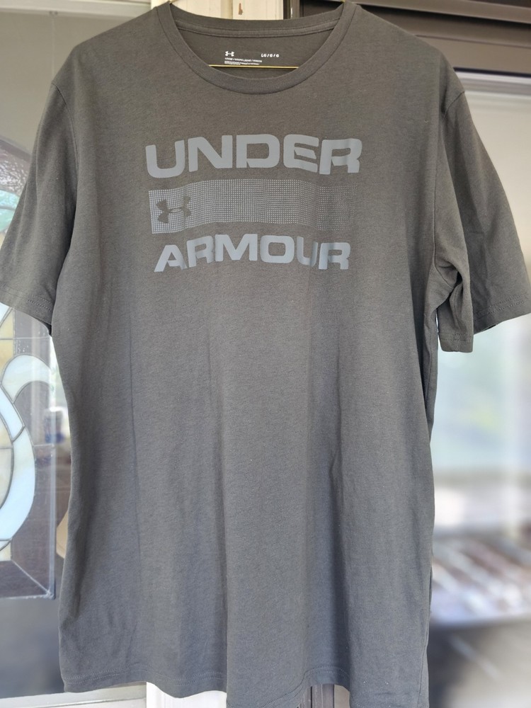 Under Armour Men’s Short Sleeve Athletic Shirt Size Large, Gray, Loose Fit