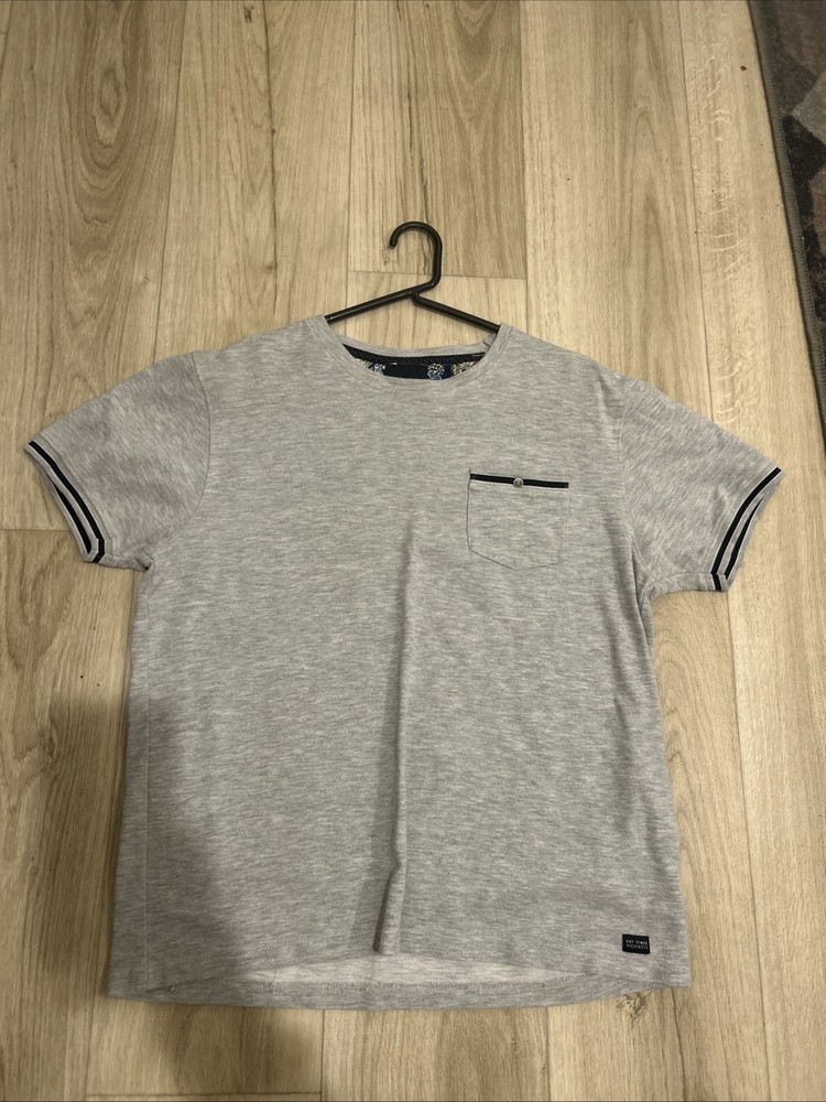Men’s Gray And Black Tshirt XL