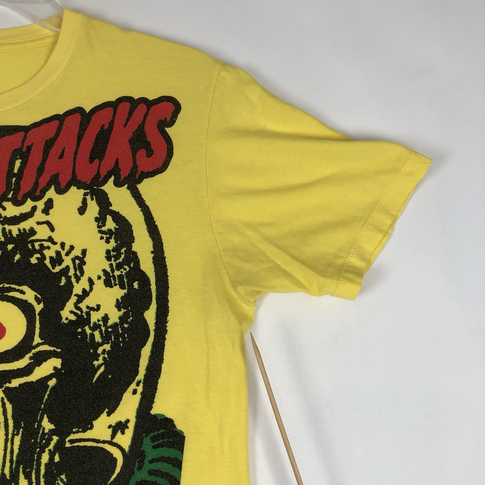 MARS ATTACKS Movie T-Shirt M Yellow Alien Martian Topps Pacific 2012 gallery