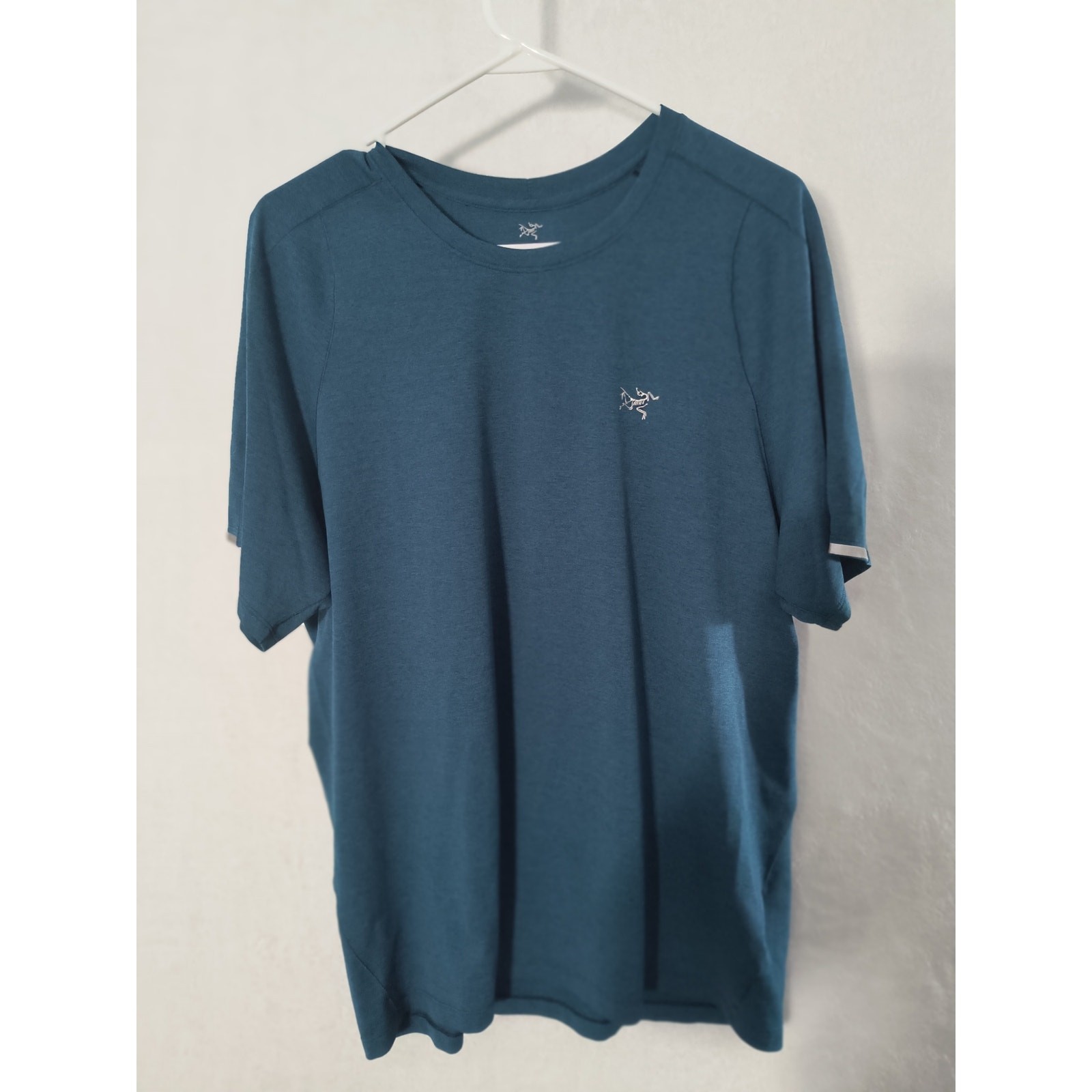 Arc'teryx Men's T-Shirt Size XL Blue Crew Neck Reflective Logo Short Sleeve gallery