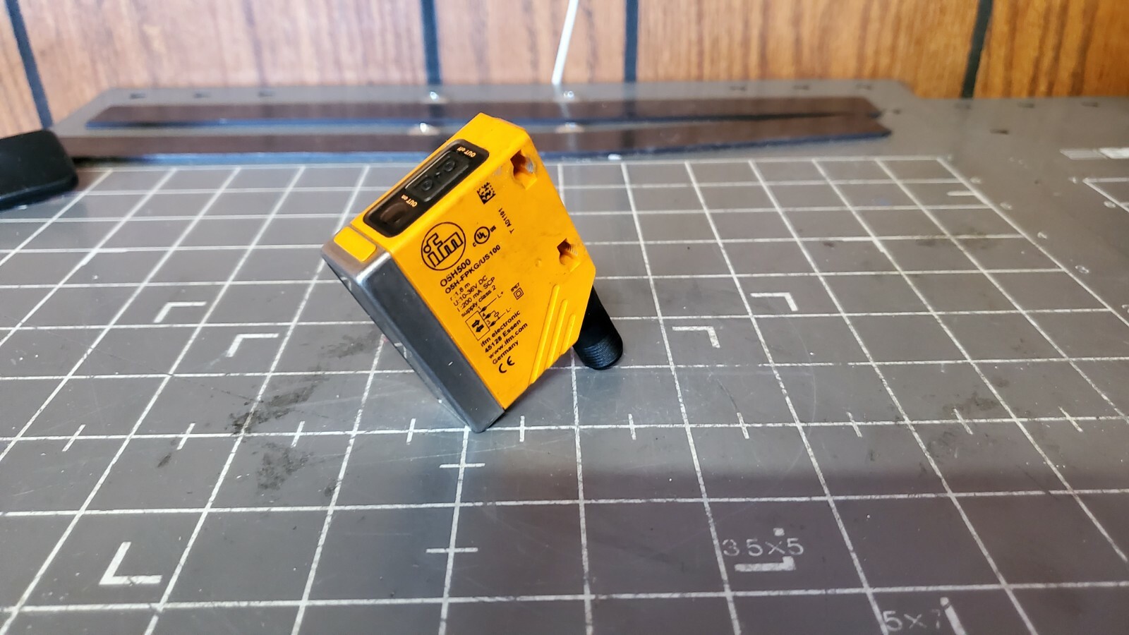 IFM Diffuse Reflection Sensor with Background Suppresion, O5H-FPKG/US100 /10-30V