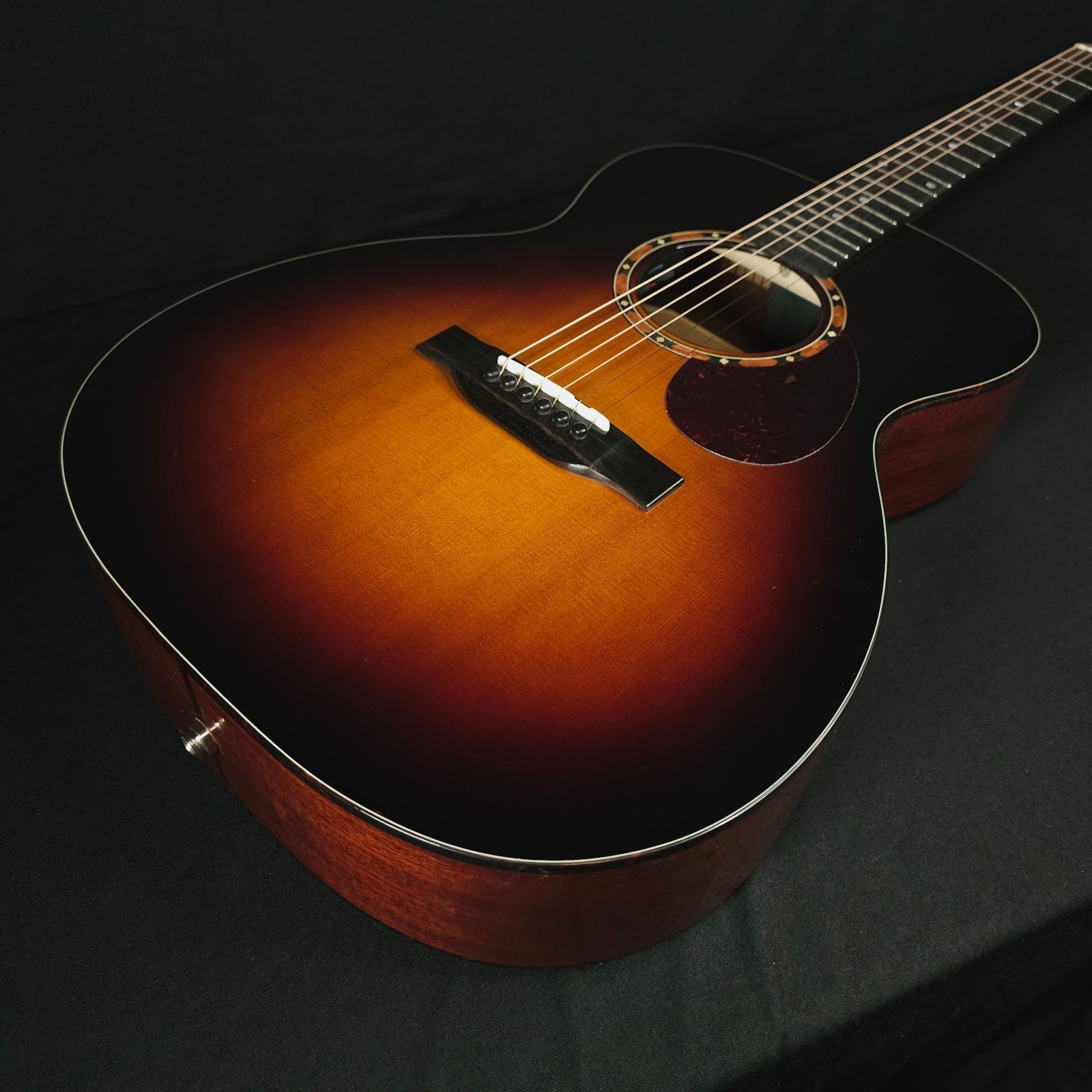 Eastman E2OM DLX Sunburst Electric Acoustic Guitar With Bag #2019