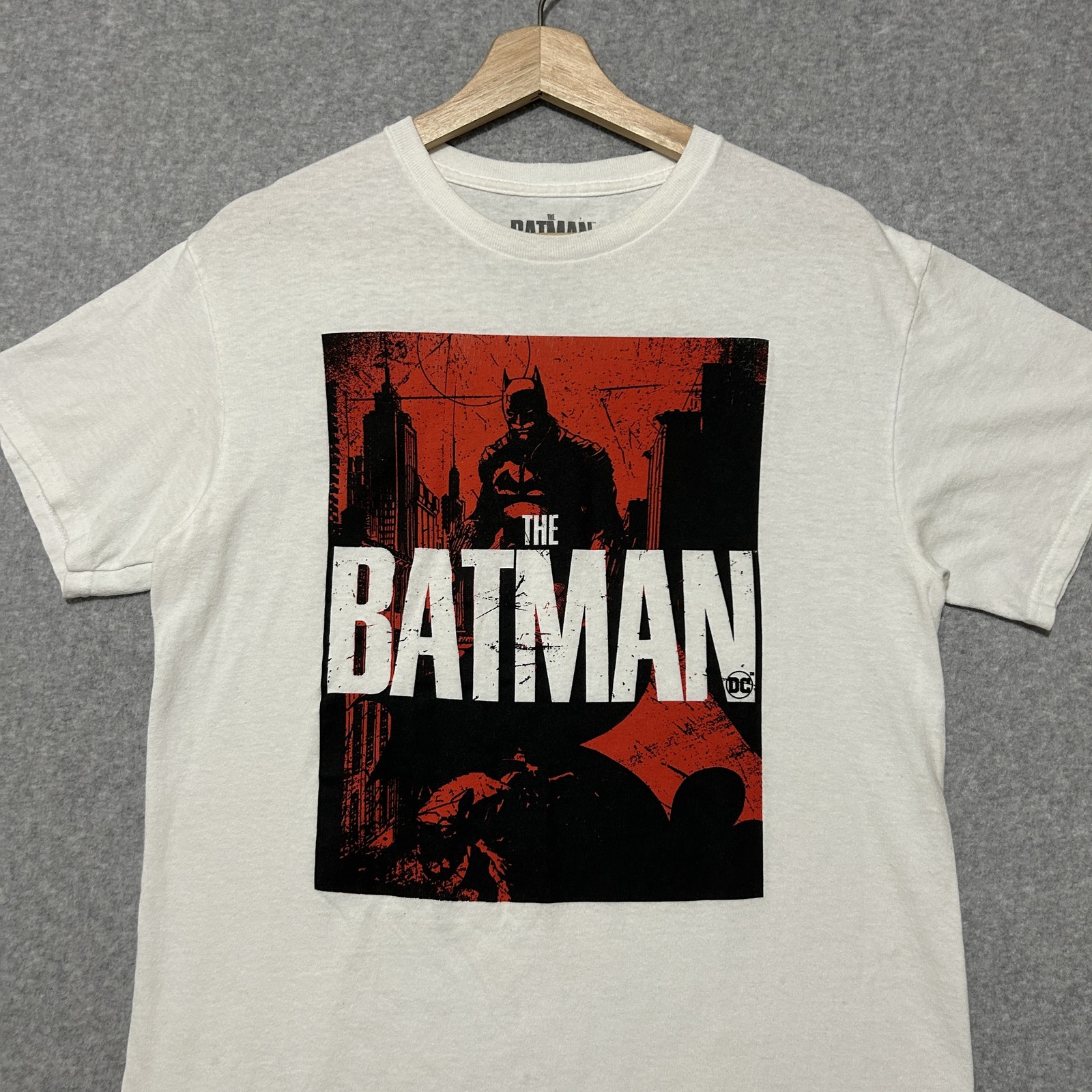 The Batman Shirt Mens Medium White Red Graphic Tee DC Comics Movie Logo Gotham gallery