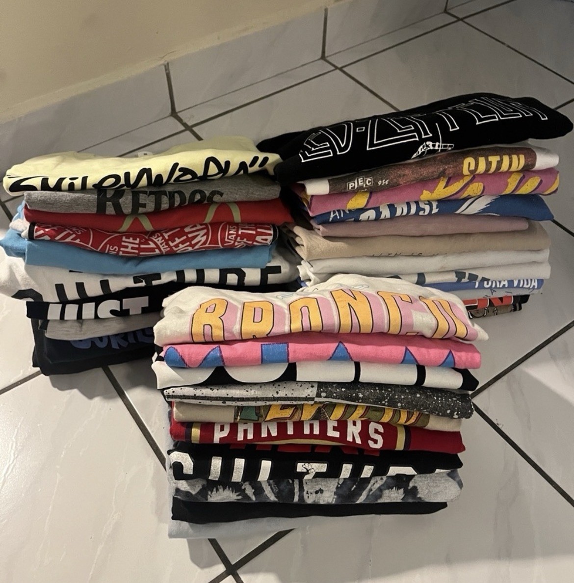 Bundle of 35+ Graphic Tees gallery