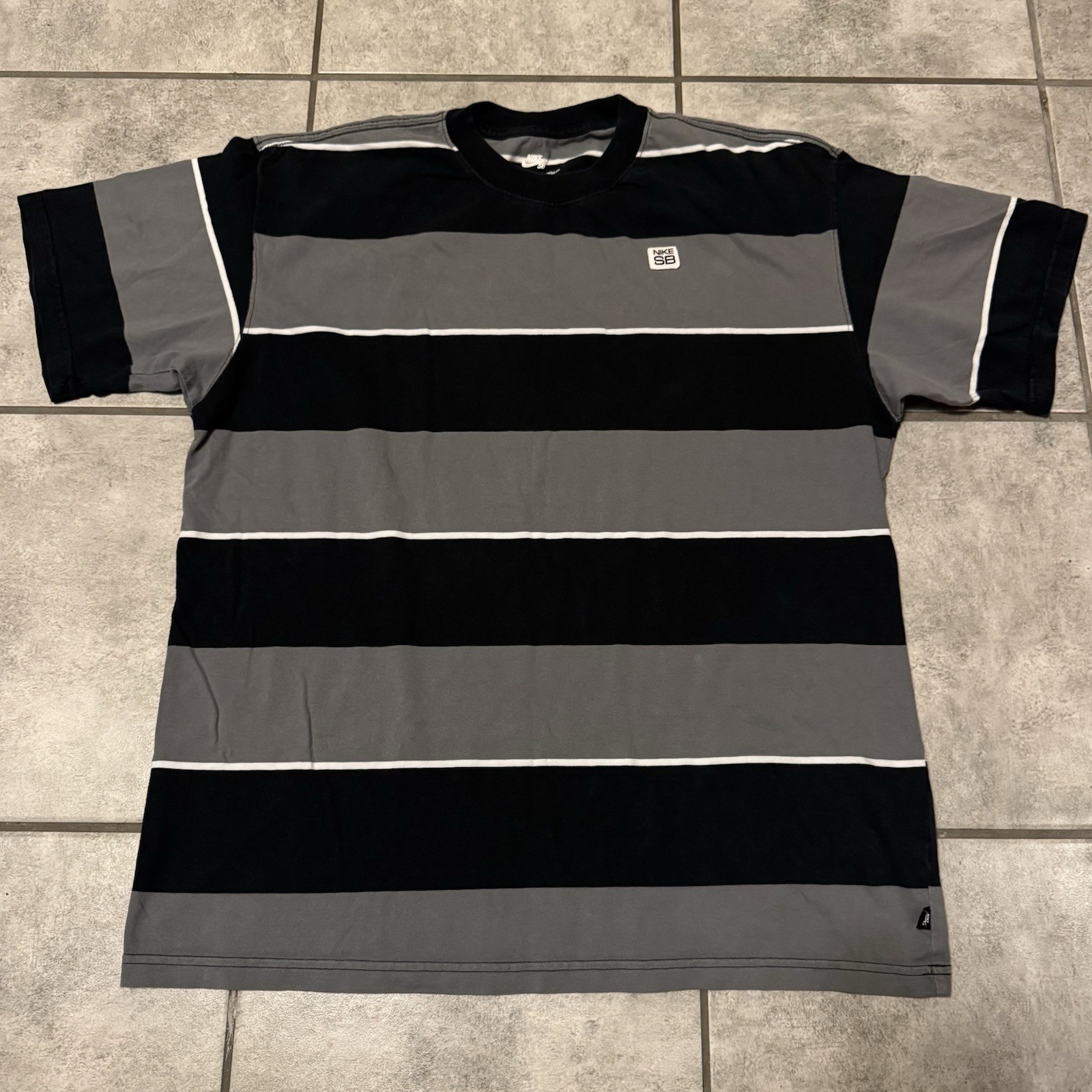 Nike SB Striped T-Shirt Size Medium Loose Fit gallery