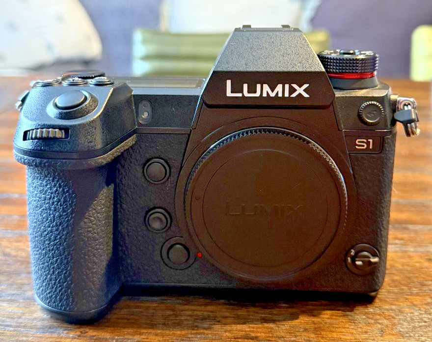 Panasonic Lumix S1 with 24-105 f4 MINT-Barely Used Indoor only