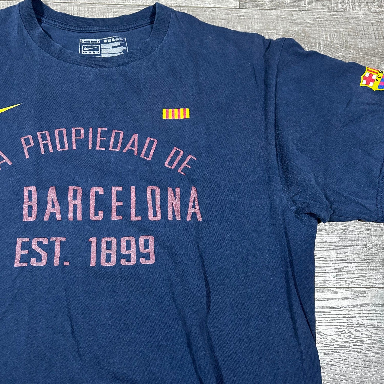 Nike FC Barcelona T-Shirt Mens Large Navy Blue La Propiedad Graphic Tee 0617