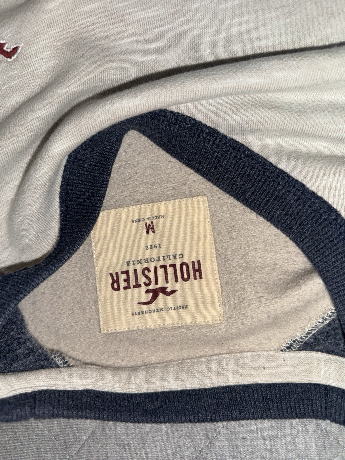 Hollister Men's M Raglan Long Sleeve Crew Neck Colorblock Cotton Knit Logo Tee gallery