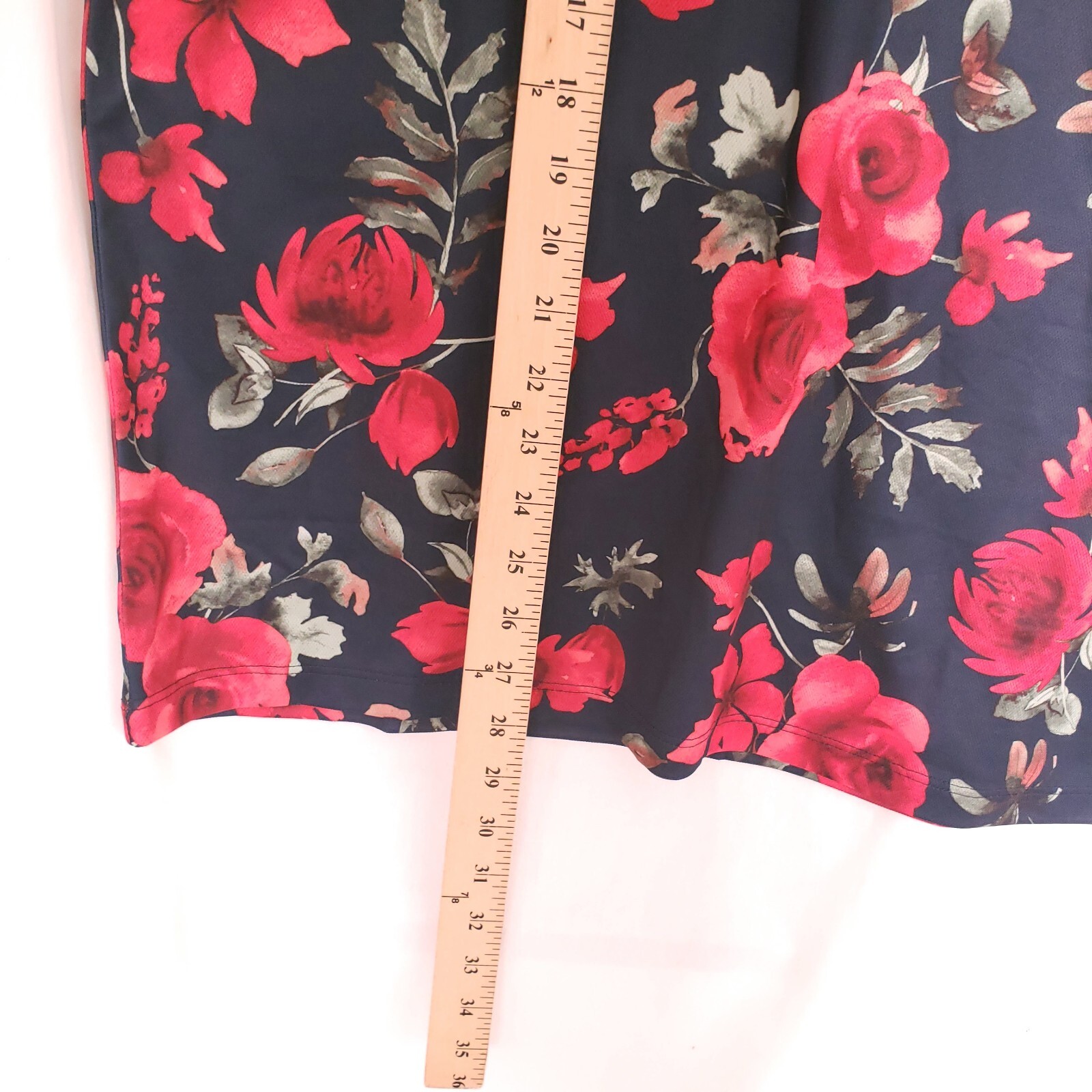 Tek Gear Navy Blue Red Roses Floral Collar Button Up Athletic Shirt Size M gallery