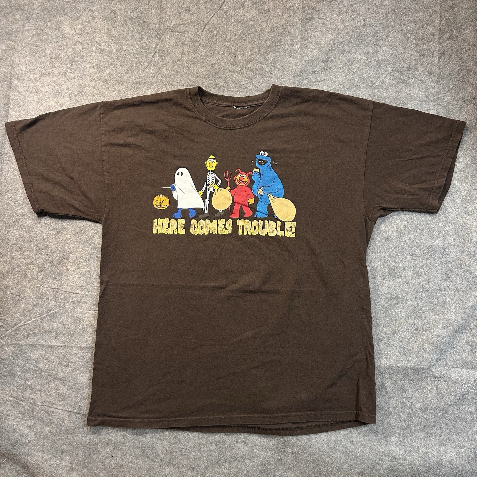 Y2K Sesame Street Muppets Cookie Monster Halloween Tee L/XL Here Comes Trouble