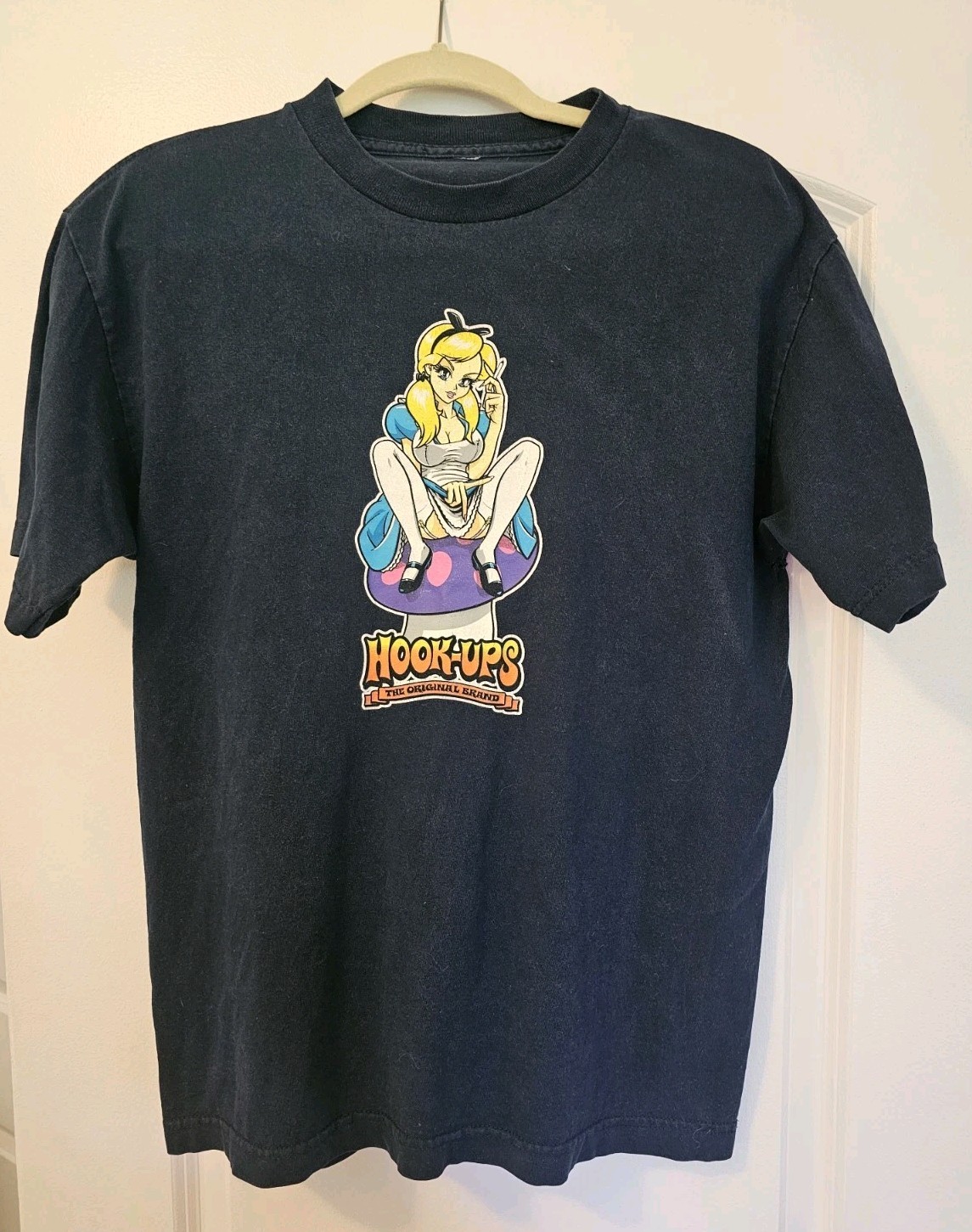 Vintage Hook Ups Alice In Wonderland Anime Shirt Men’s Small. READ DESCRIPTION!