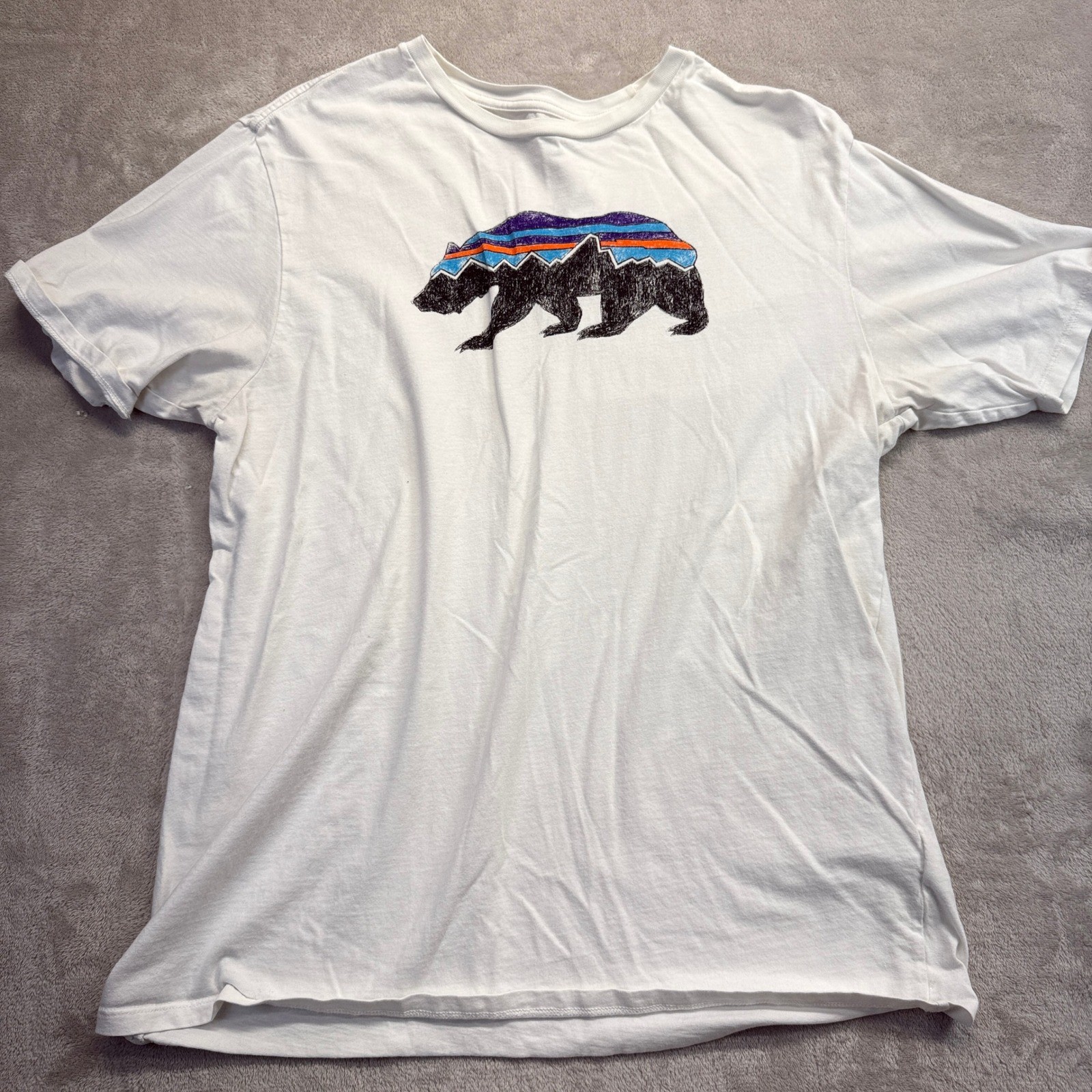 Patagonia Men’s Shirt Medium Fitz Roy Bear Graphic T-Shirt White Organic Cotton