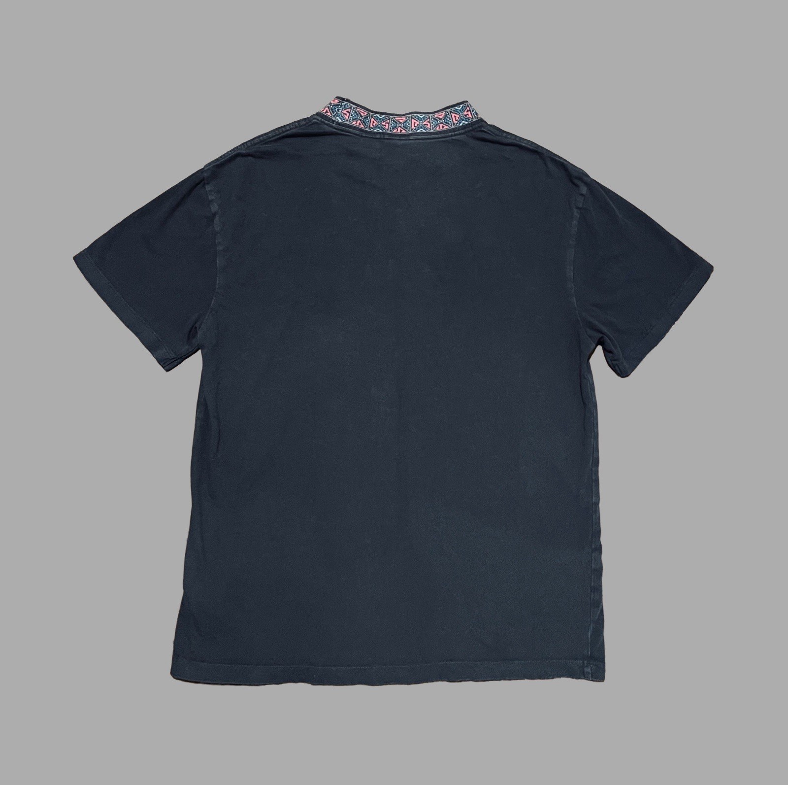 Men’s Vintage “Quiksilver x Apres Surf” Patterned Mock Neck T-Shirt gallery