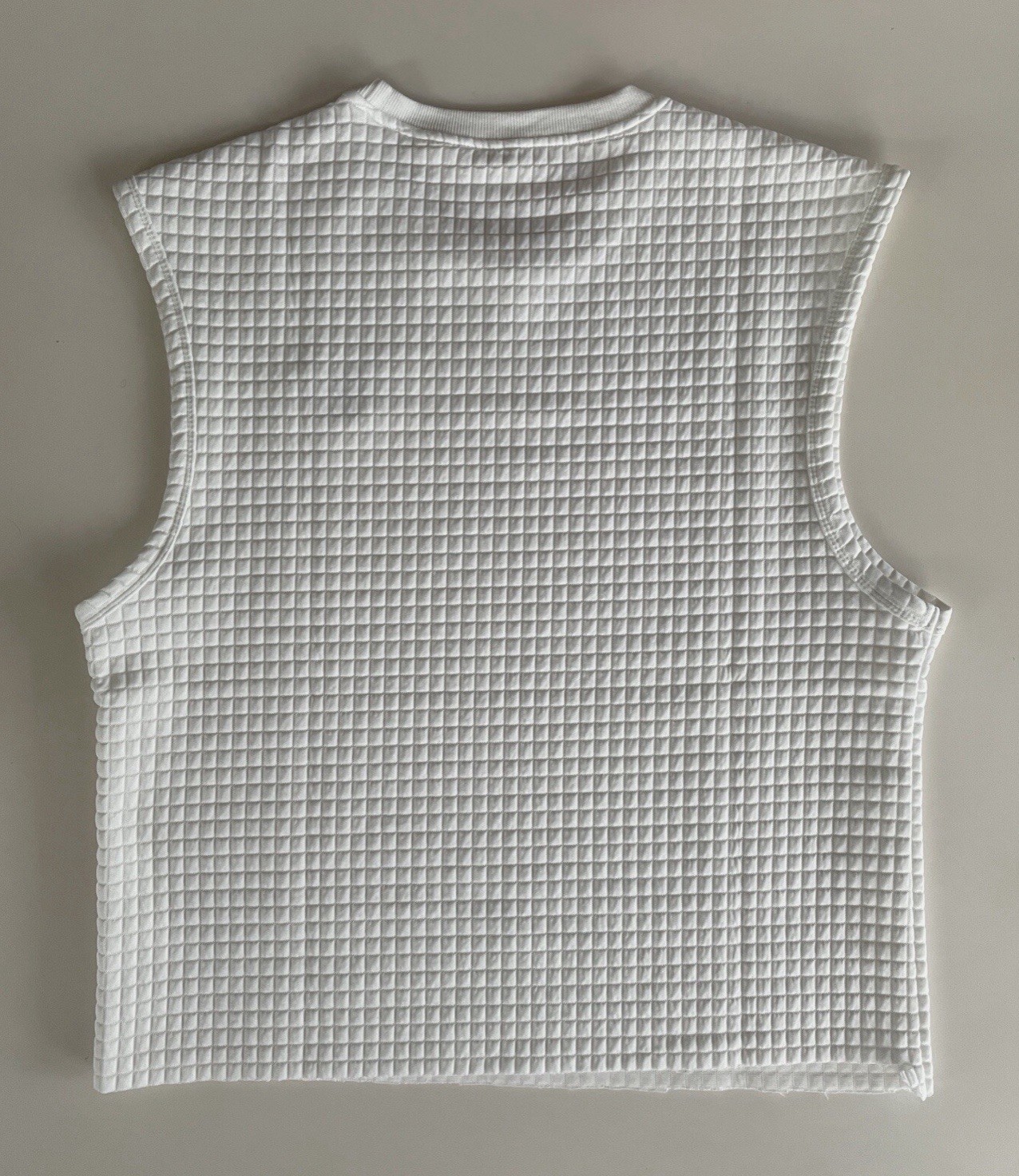 Men's White Size L Quilted Textured Cut Off Crop Crewneck Sleeveless Muscle Tee gallery