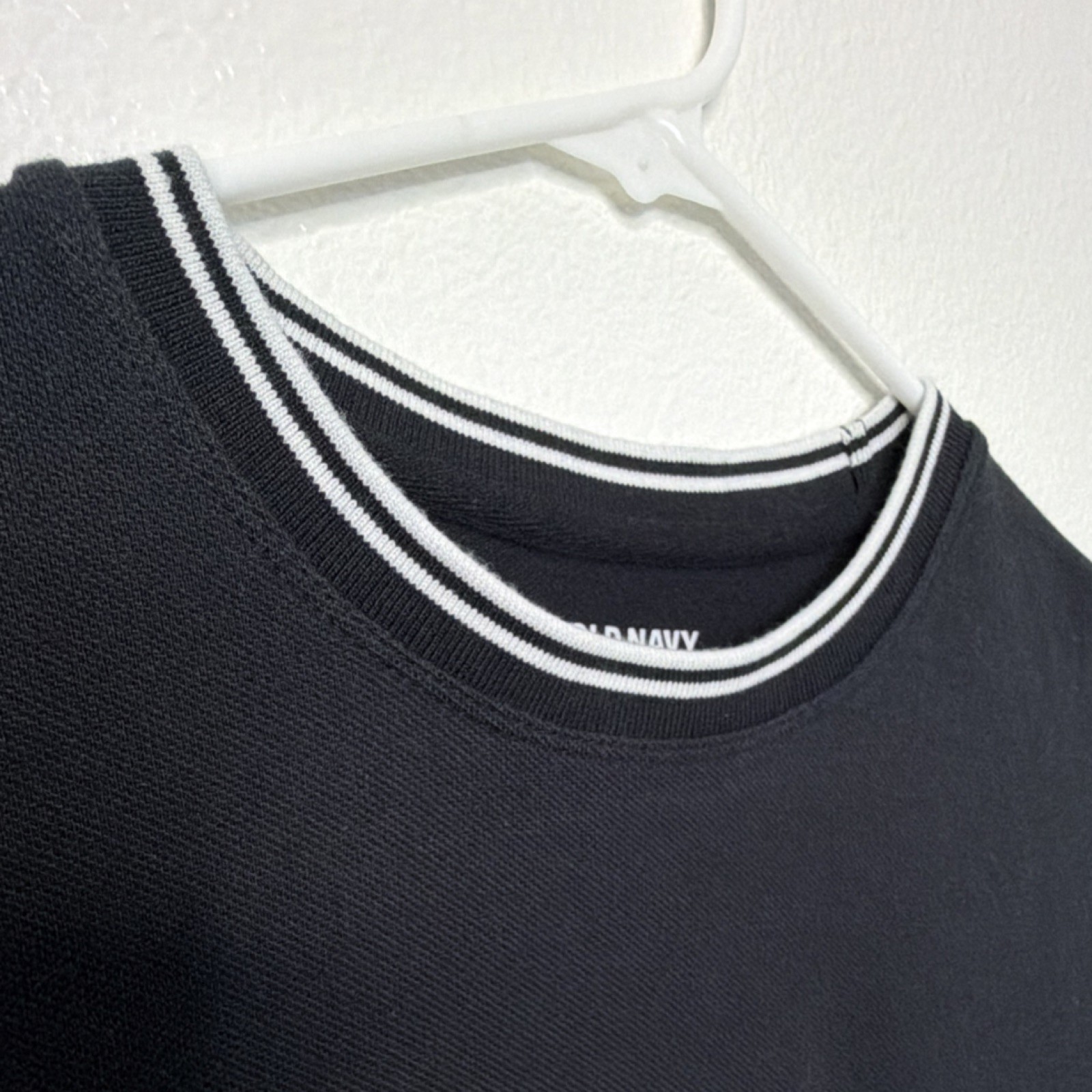 Old Navy Men’s Black Knit Short Sleeve Crew Neck T-Shirt S Contrasting Trim gallery