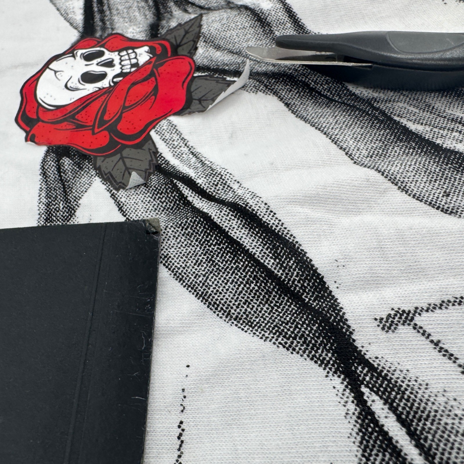 WXYZ MFG CO Mens XL White All Over Smoke Print Skull Rose Graphic T-Shirt NEW gallery