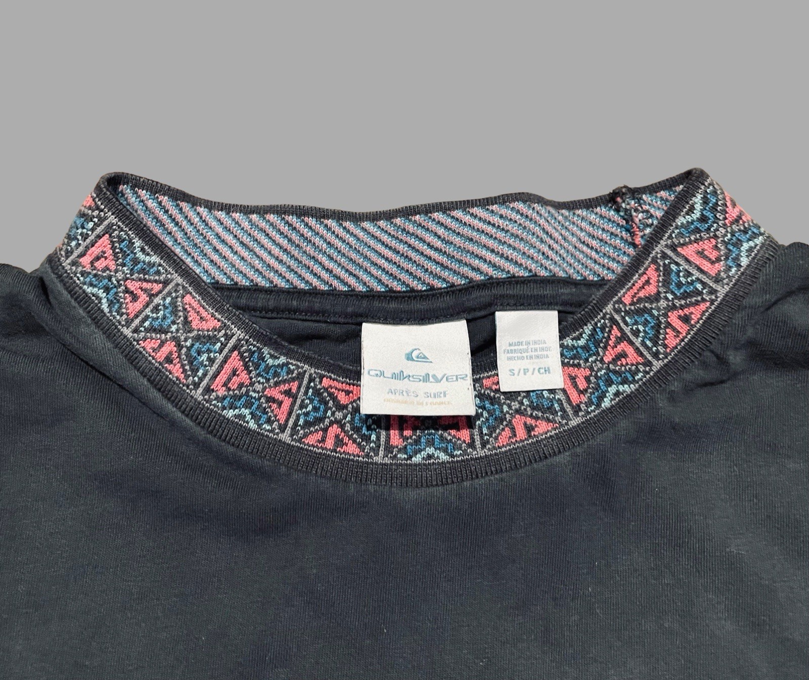 Men’s Vintage “Quiksilver x Apres Surf” Patterned Mock Neck T-Shirt gallery
