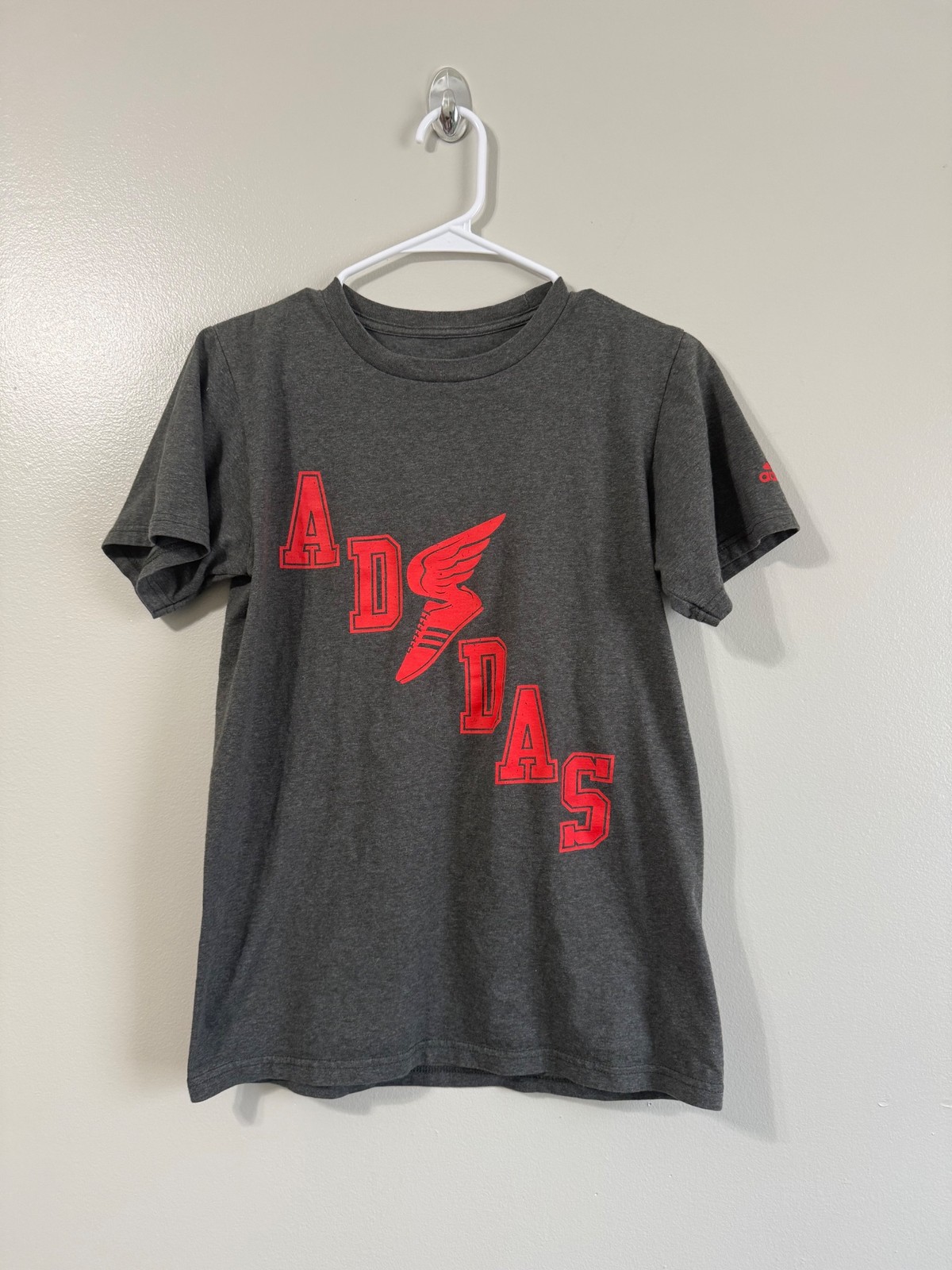 Adidas T-Shirt Mens S Gray Athletic The Go-To Tee Graphic Short Sleeve Red Logo gallery