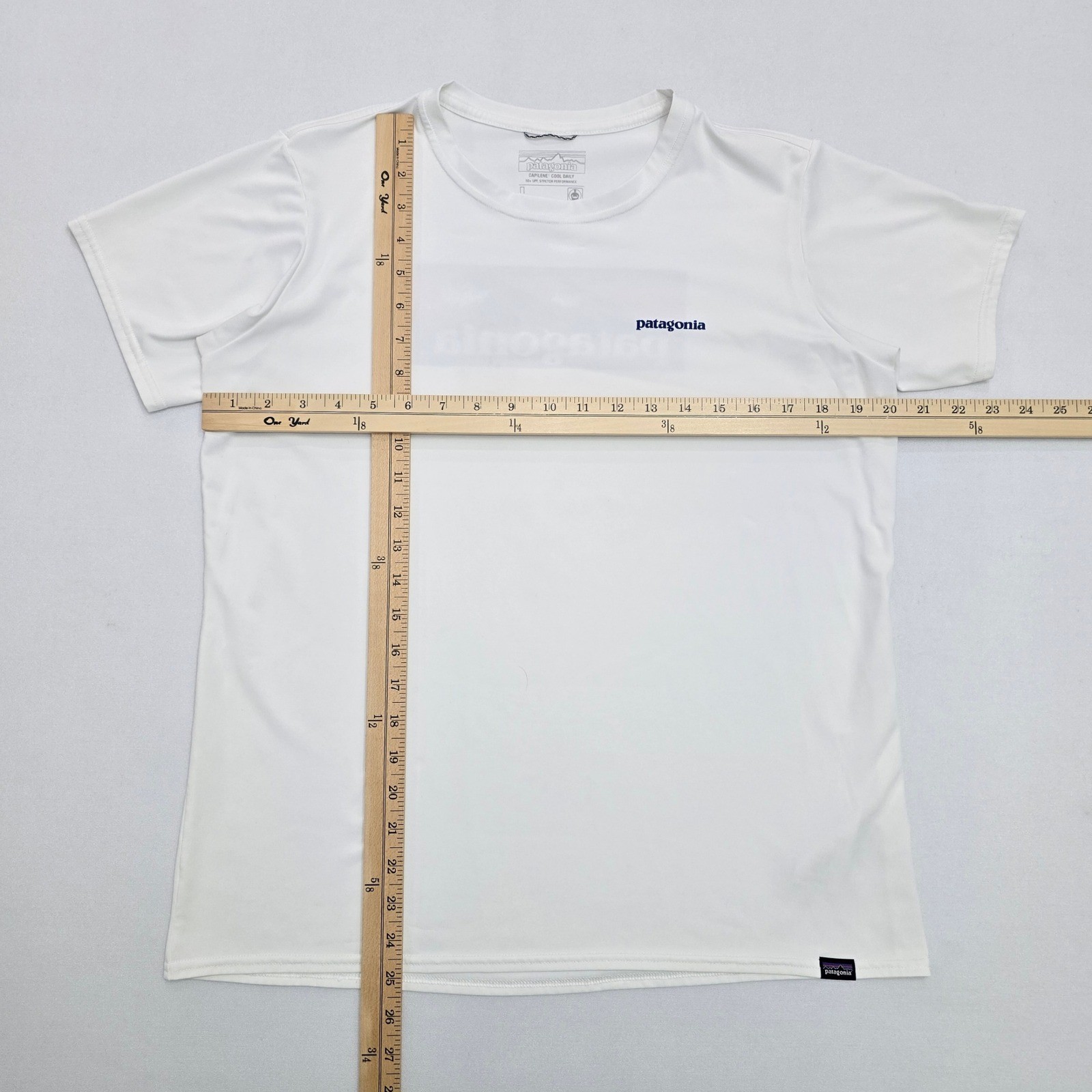 Patagonia Capilene Cool Daily Graphic Shirt Mens Medium White Wave UPF 50+ Tee gallery