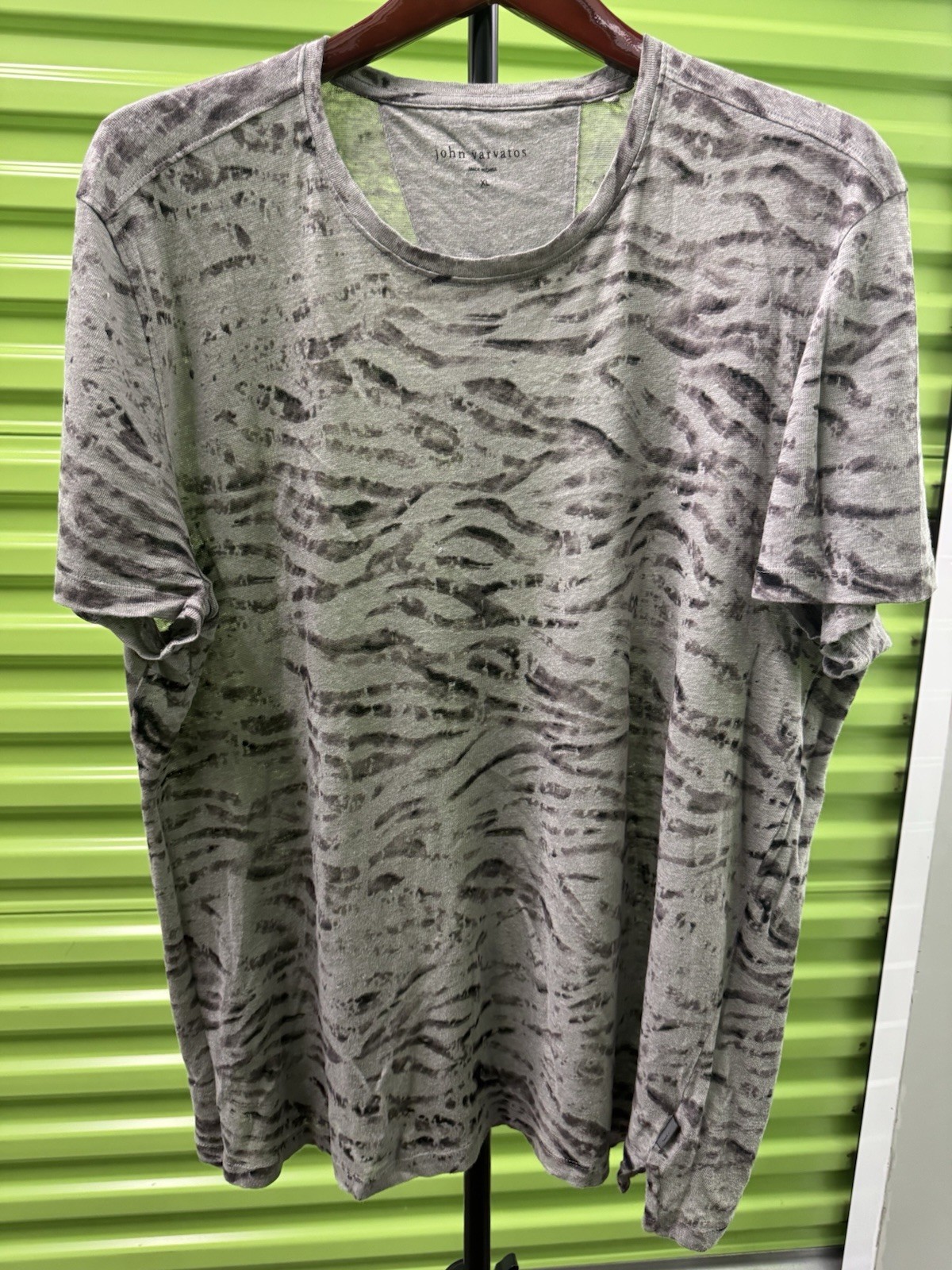 John Varvatos Men’s XL Gray Animal Print Crew Neck Short Sleeve linen Knit Tee gallery
