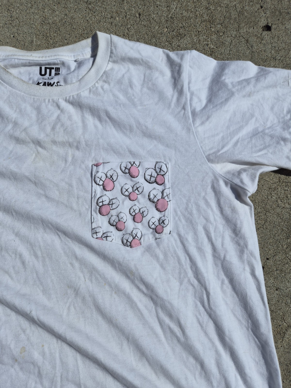 Uniqlo UT x KAWS Men's White Crew Neck Pocket Graphic Print T-Shirt Size L gallery