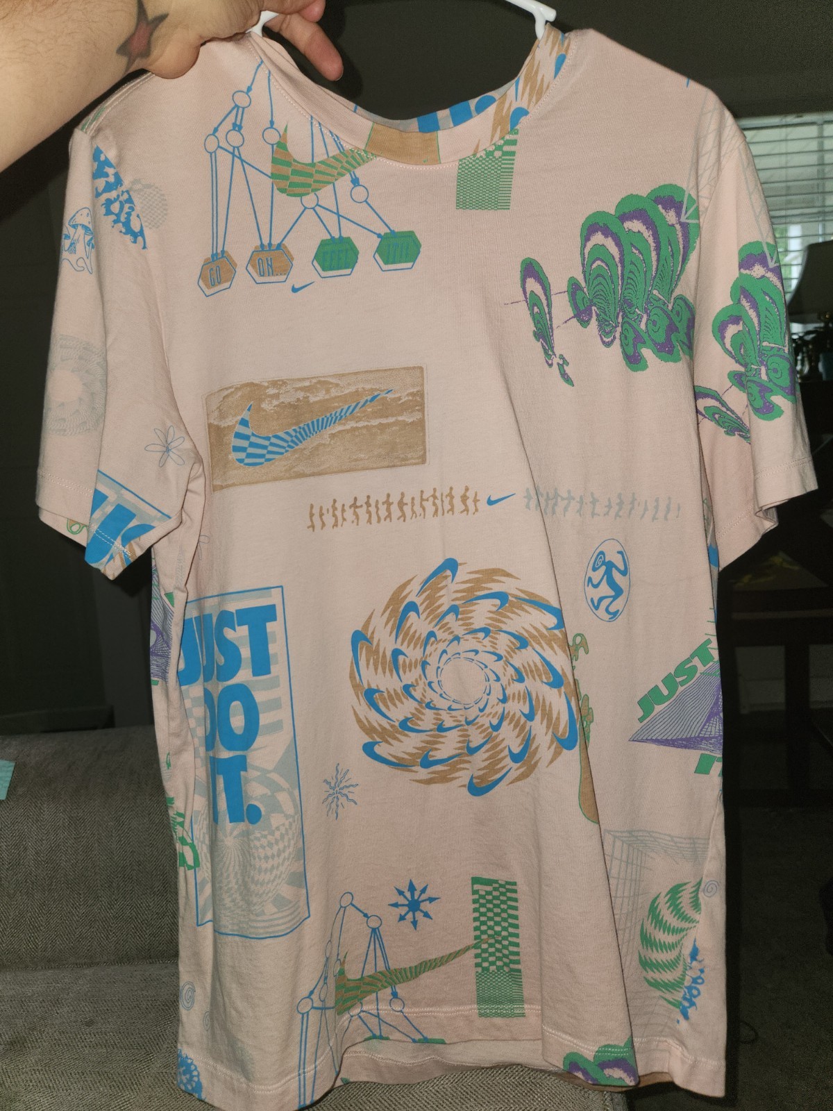 The NIKE tee MENS Medium EUC pink Graphic