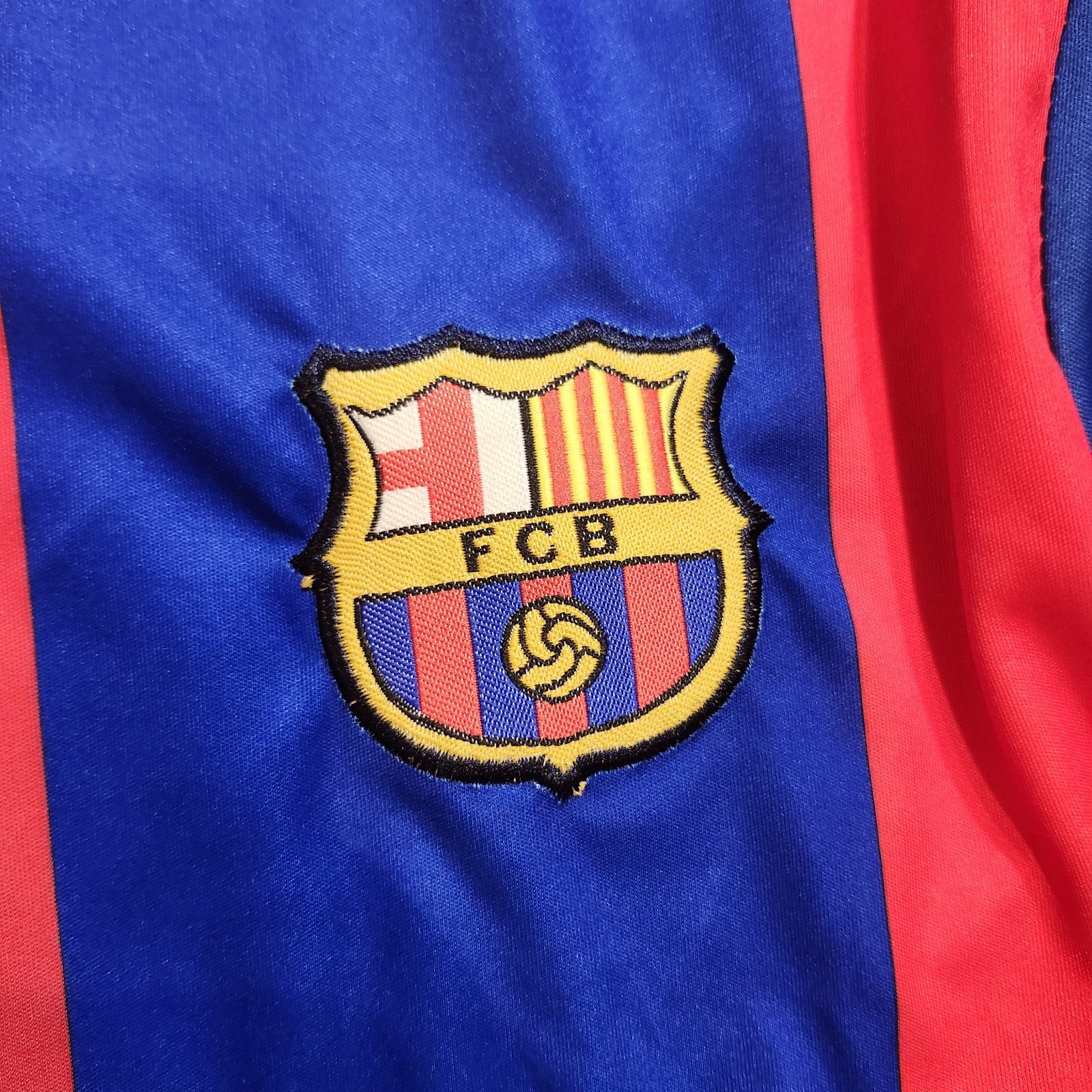 FC Barcelona La Liga Lionel Messi 10 Qatar Blue Red Striped Jersey Medium gallery