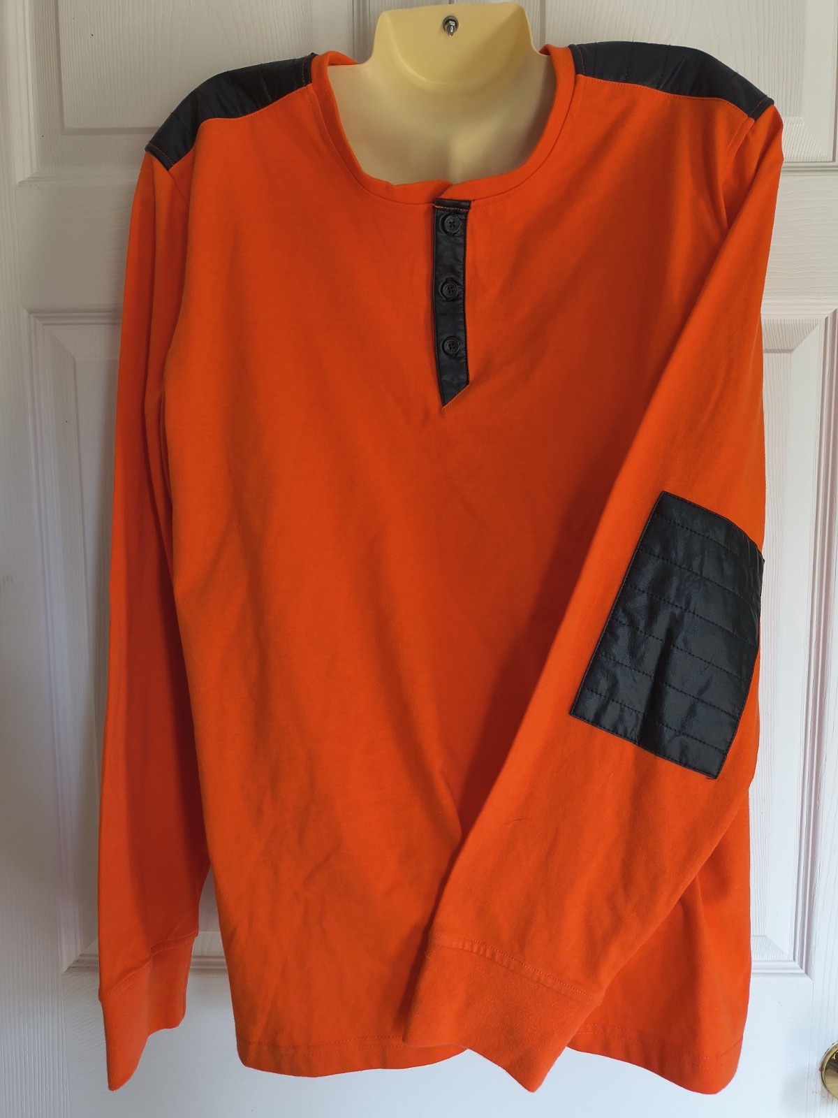 ​Men’s Sean John Long Sleeve Henley Shirt – Orange/Black Quilted Accents – SzXL