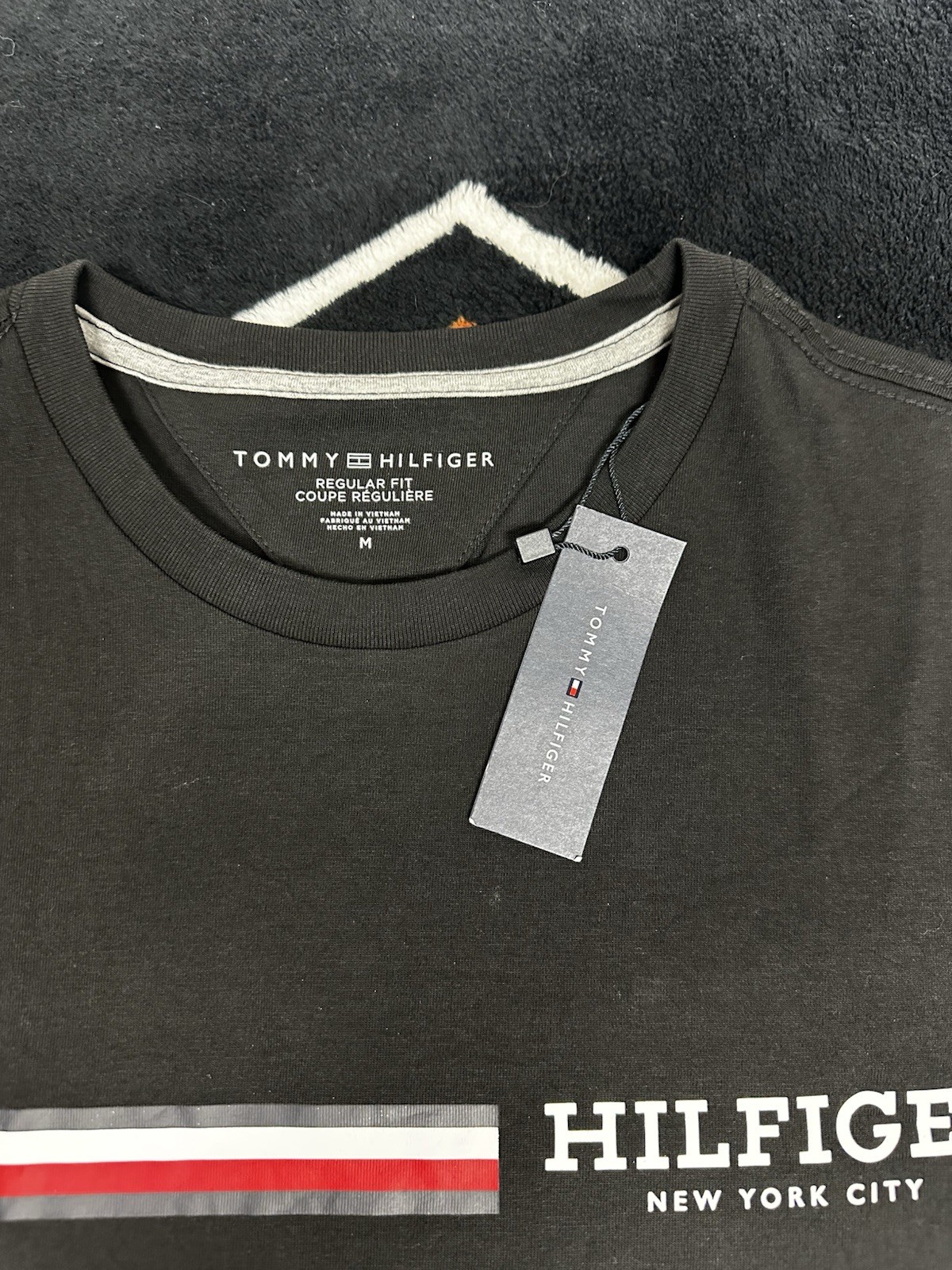 Tommy Hifiger Regular Fit T Shirt Size Mens Medium NEW WITH TAGS (Retail $49.50) gallery