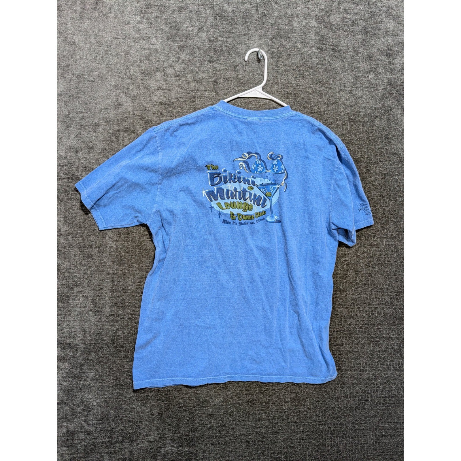 Crazy Shirts Mens Large Blue Hawaii Dyed Bikini Martini Lounge Hawaii T-Shirt gallery