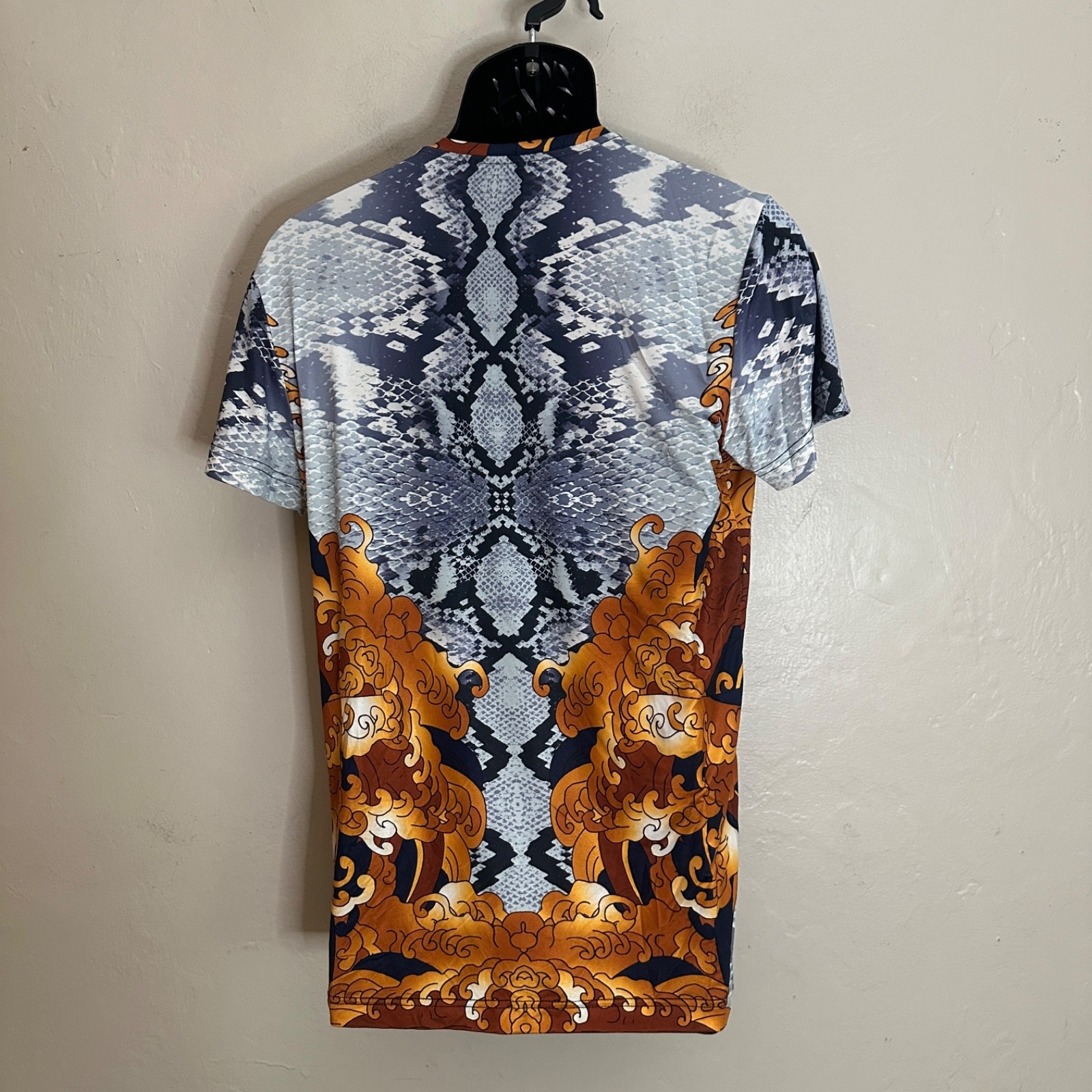Mondo V Neck T Shirt Medium Gently worn 70% cotton/25% polyamide/5% lycra gallery