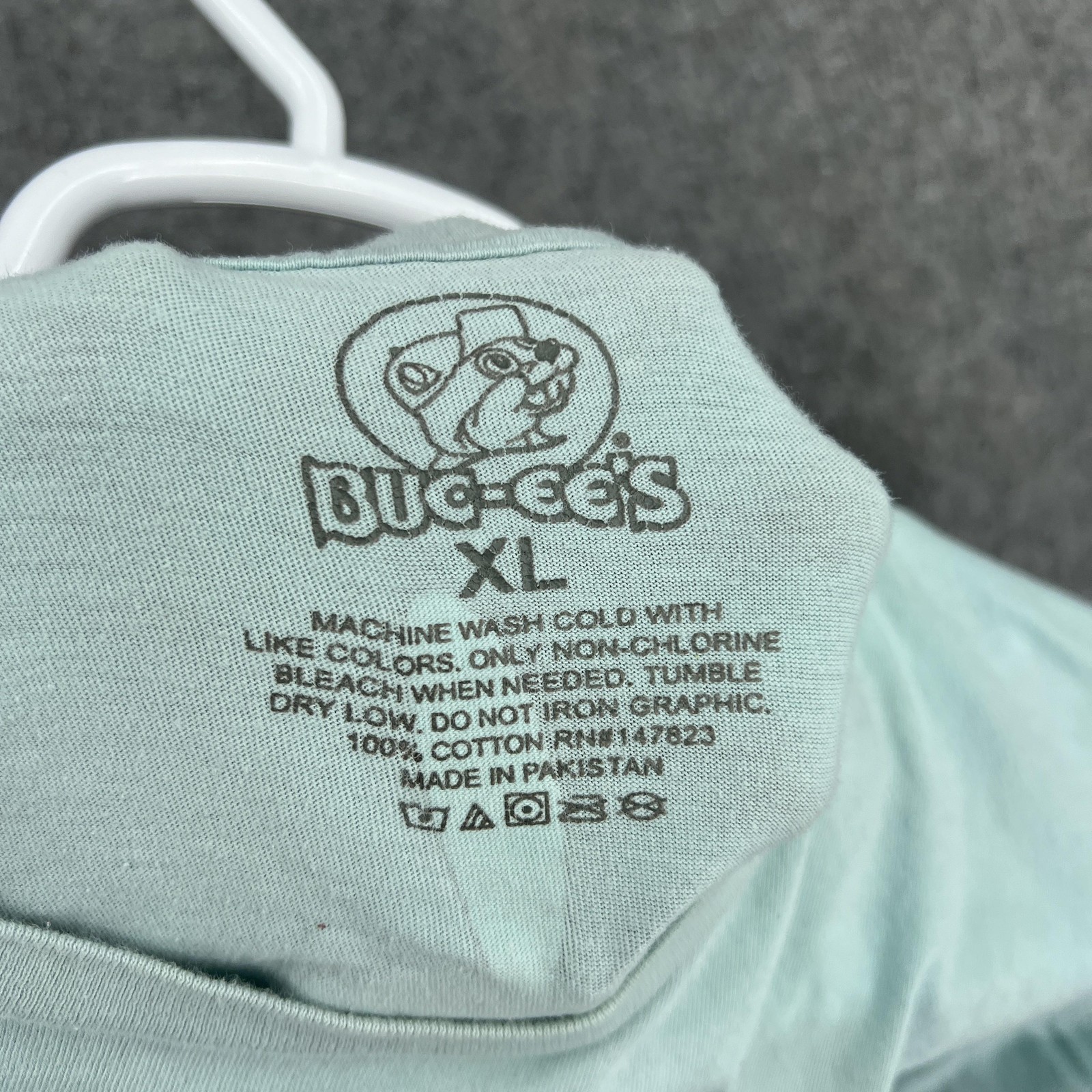 Buc-ee's Shirt Mens XL Green Short Sleeve Bunny Easter Graphic Crew Neck Tagless gallery