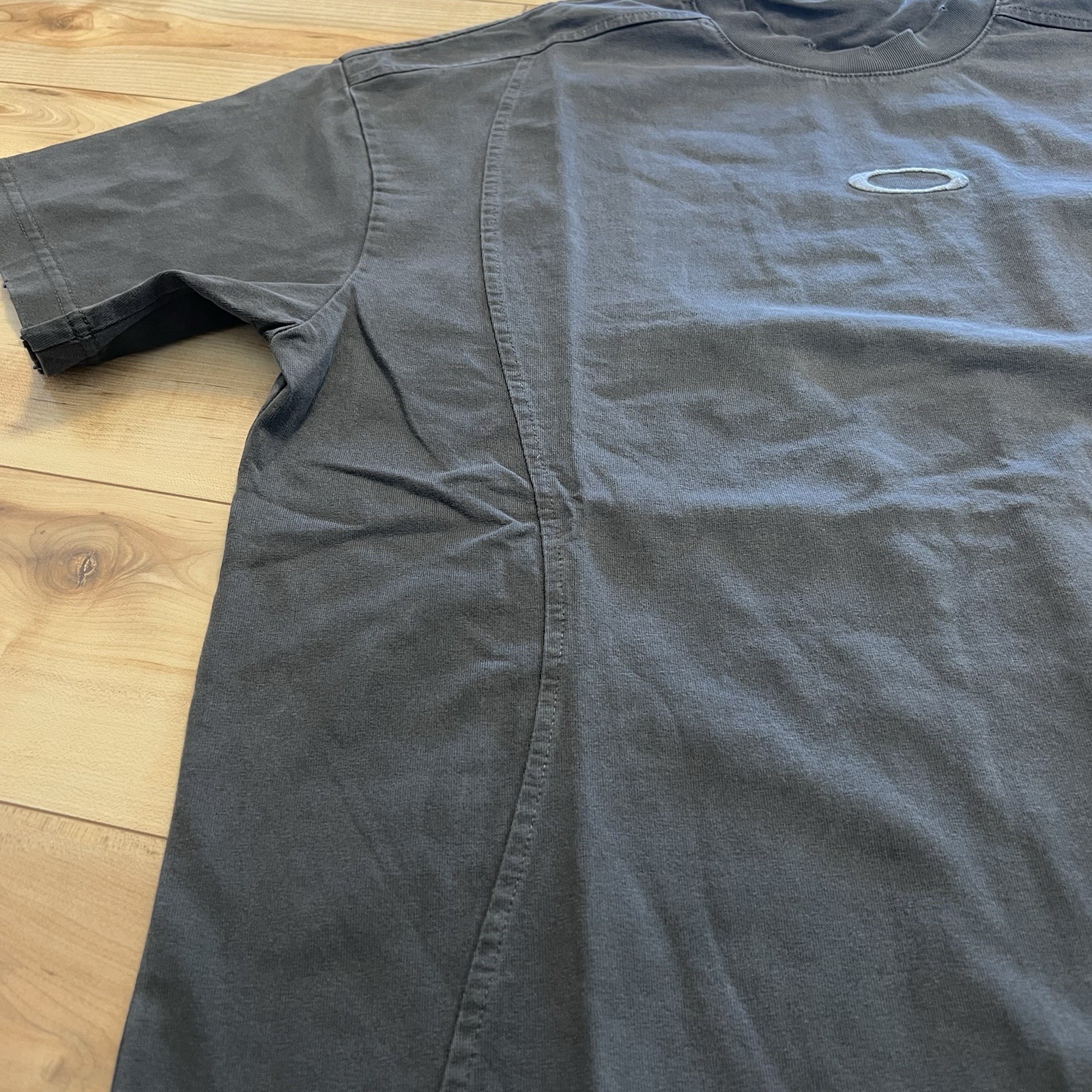 Oakley Men's Vintage T-Shirt Center Logo Graphic Size Medium gallery