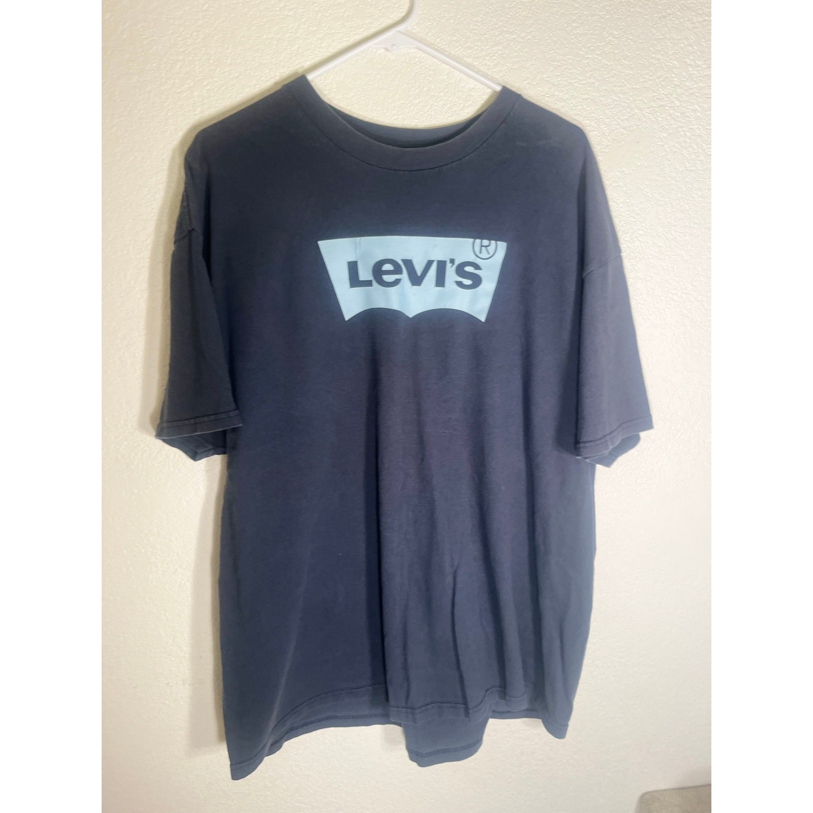 Levi’s men’s XXL blue T-shirt w/design-used good condition