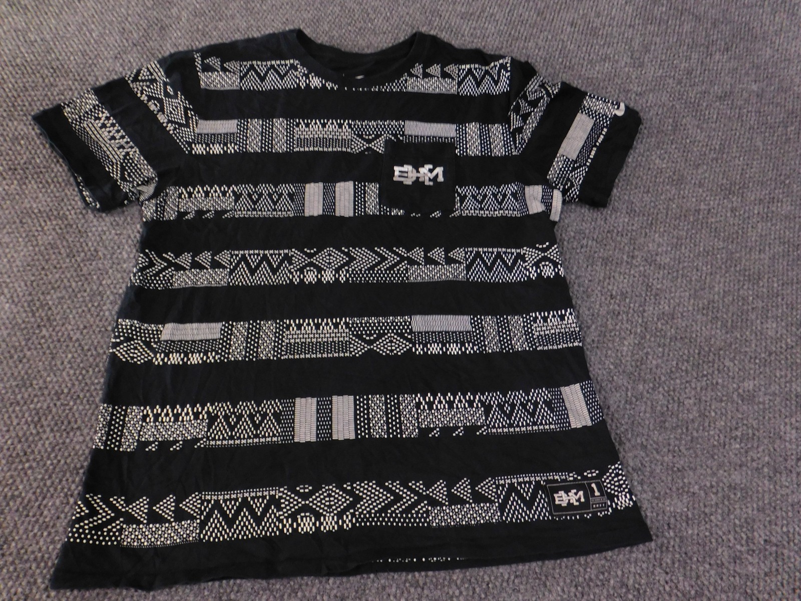 Nike Shirt Mens XL Black White Geometric Pattern Athletic Tee Pocket Streetwear gallery