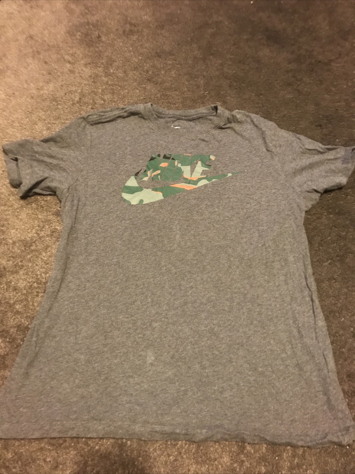The Nike Tee Center Logo Grey Green Orange Camo T-Shirt AR4995-071 Medium